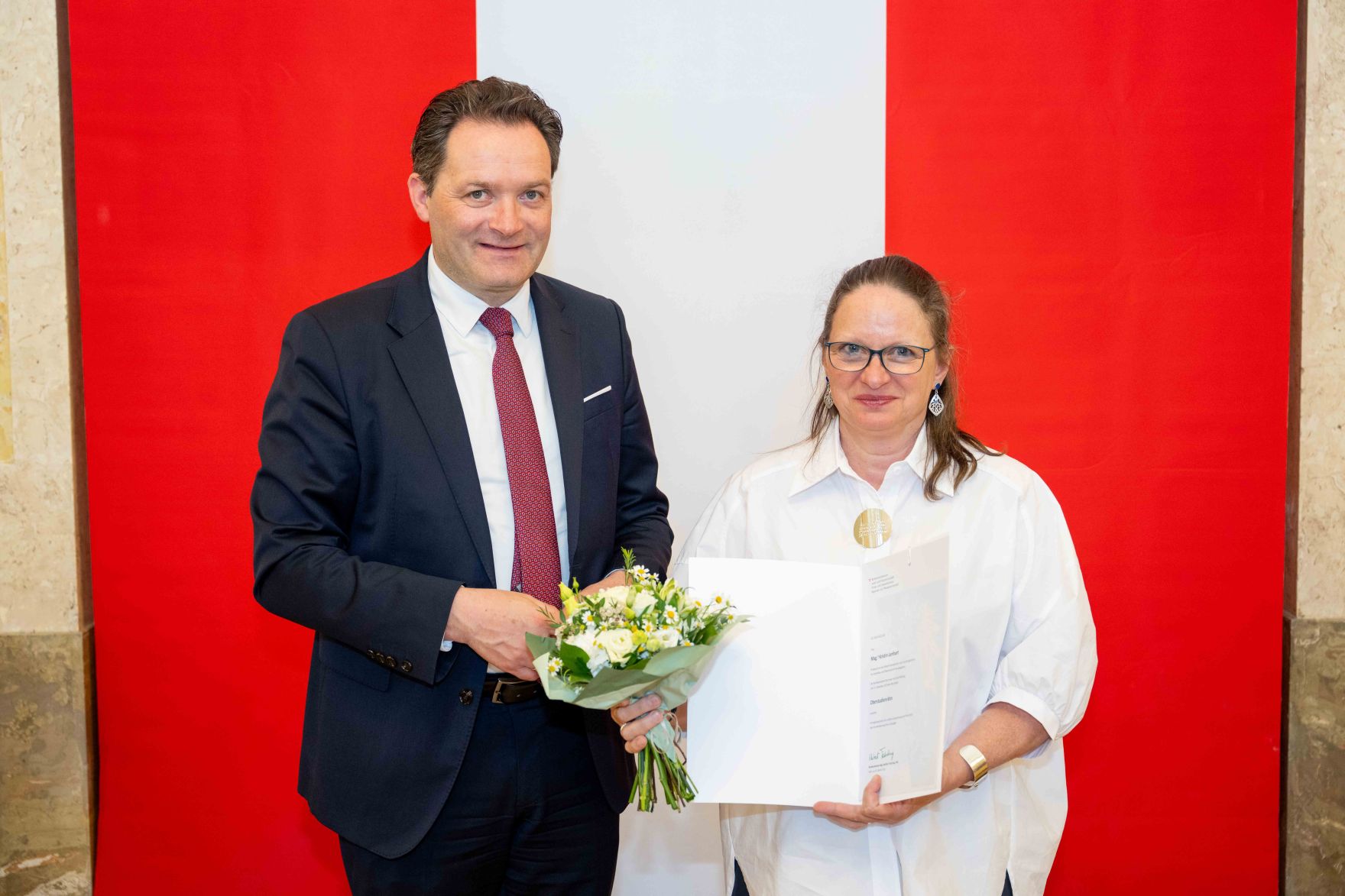 Bundesminister Norbert Totschnig &uuml;berreichte, im Namen des Herrn Bundespr&auml;sidenten Dr. Alexander Van der Bellen, Ehrenzeichen sowie auch Berufstitel im Marmorsaal des Regierungsgeb&auml;udes.