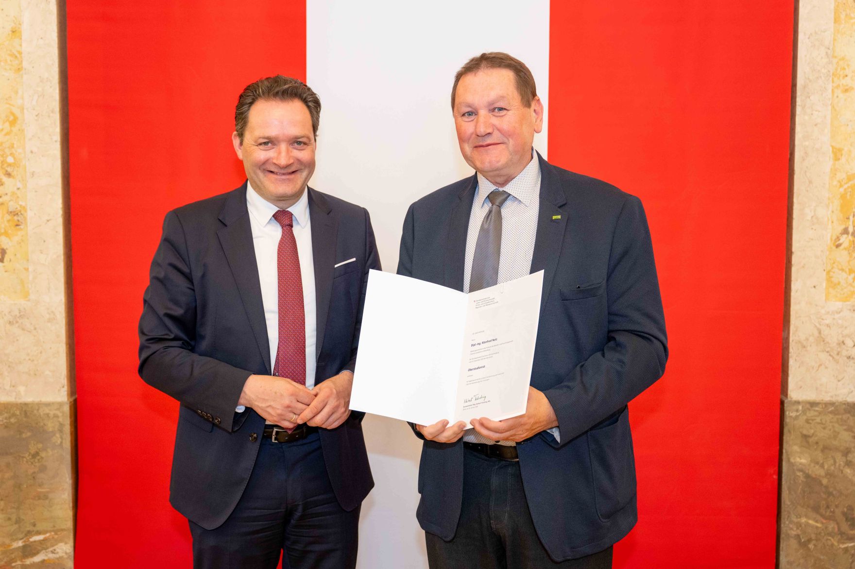 Bundesminister Norbert Totschnig &uuml;berreichte, im Namen des Herrn Bundespr&auml;sidenten Dr. Alexander Van der Bellen, Ehrenzeichen sowie auch Berufstitel im Marmorsaal des Regierungsgeb&auml;udes.