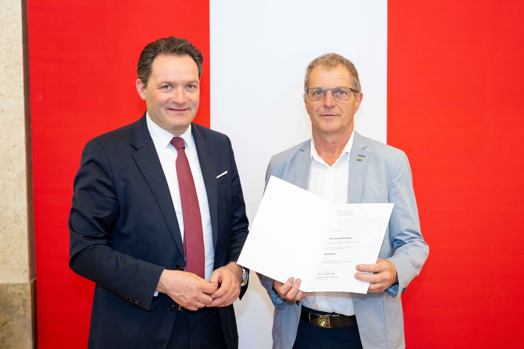 Bundesminister Norbert Totschnig &uuml;berreichte, im Namen des Herrn Bundespr&auml;sidenten Dr. Alexander Van der Bellen, Ehrenzeichen sowie auch Berufstitel im Marmorsaal des Regierungsgeb&auml;udes.