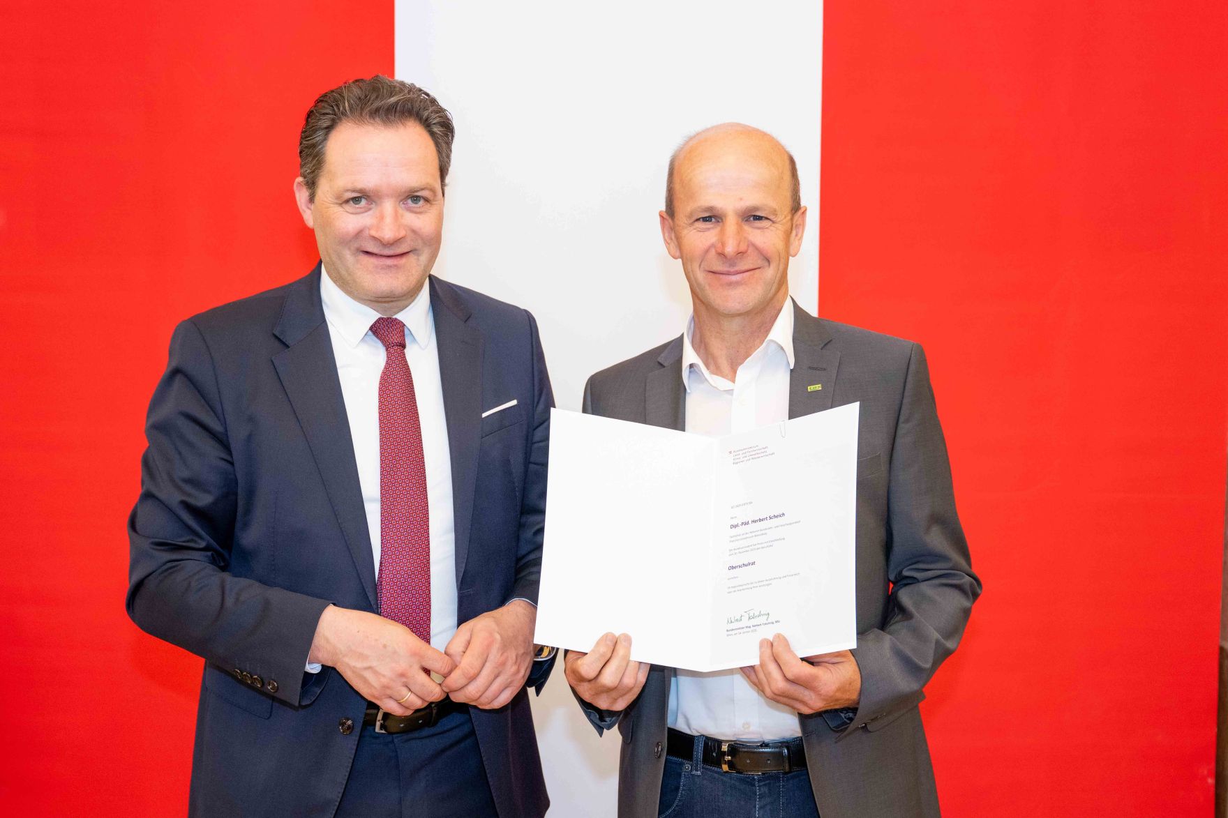 Bundesminister Norbert Totschnig &uuml;berreichte, im Namen des Herrn Bundespr&auml;sidenten Dr. Alexander Van der Bellen, Ehrenzeichen sowie auch Berufstitel im Marmorsaal des Regierungsgeb&auml;udes.