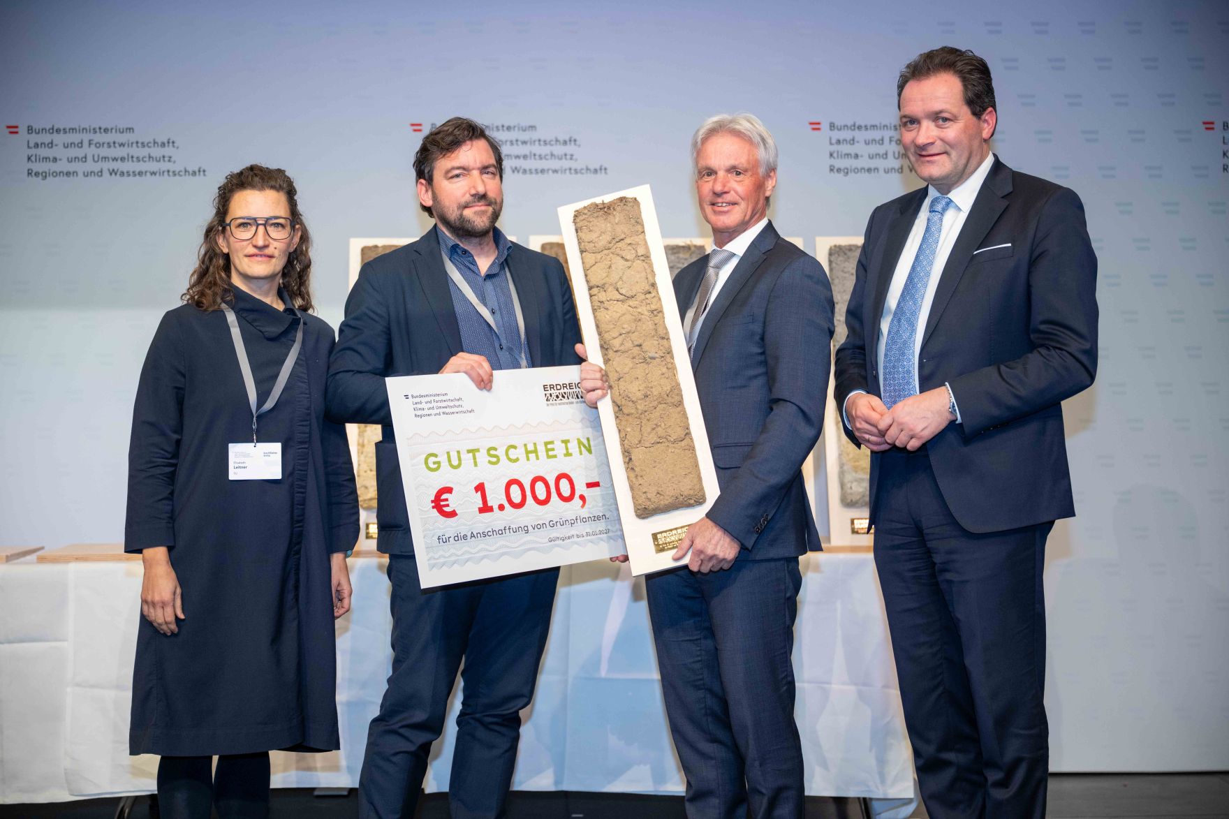 Bodenschutz als Zukunftsaufgabe: Bundesminister Norbert Totschnig zeichnete im Rahmen des ERDREICH-Preis 2026 Pionierprojekte aus.