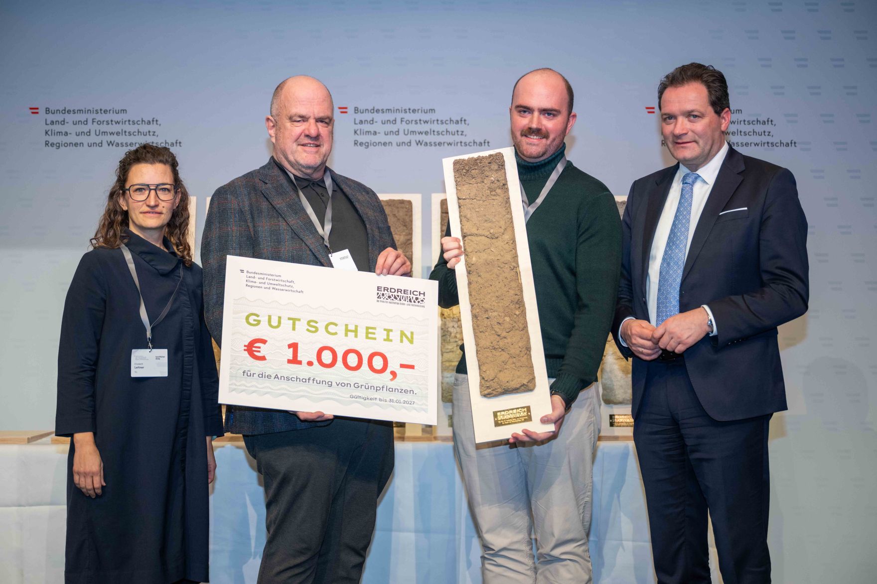 Bodenschutz als Zukunftsaufgabe: Bundesminister Norbert Totschnig zeichnete im Rahmen des ERDREICH-Preis 2026 Pionierprojekte aus.