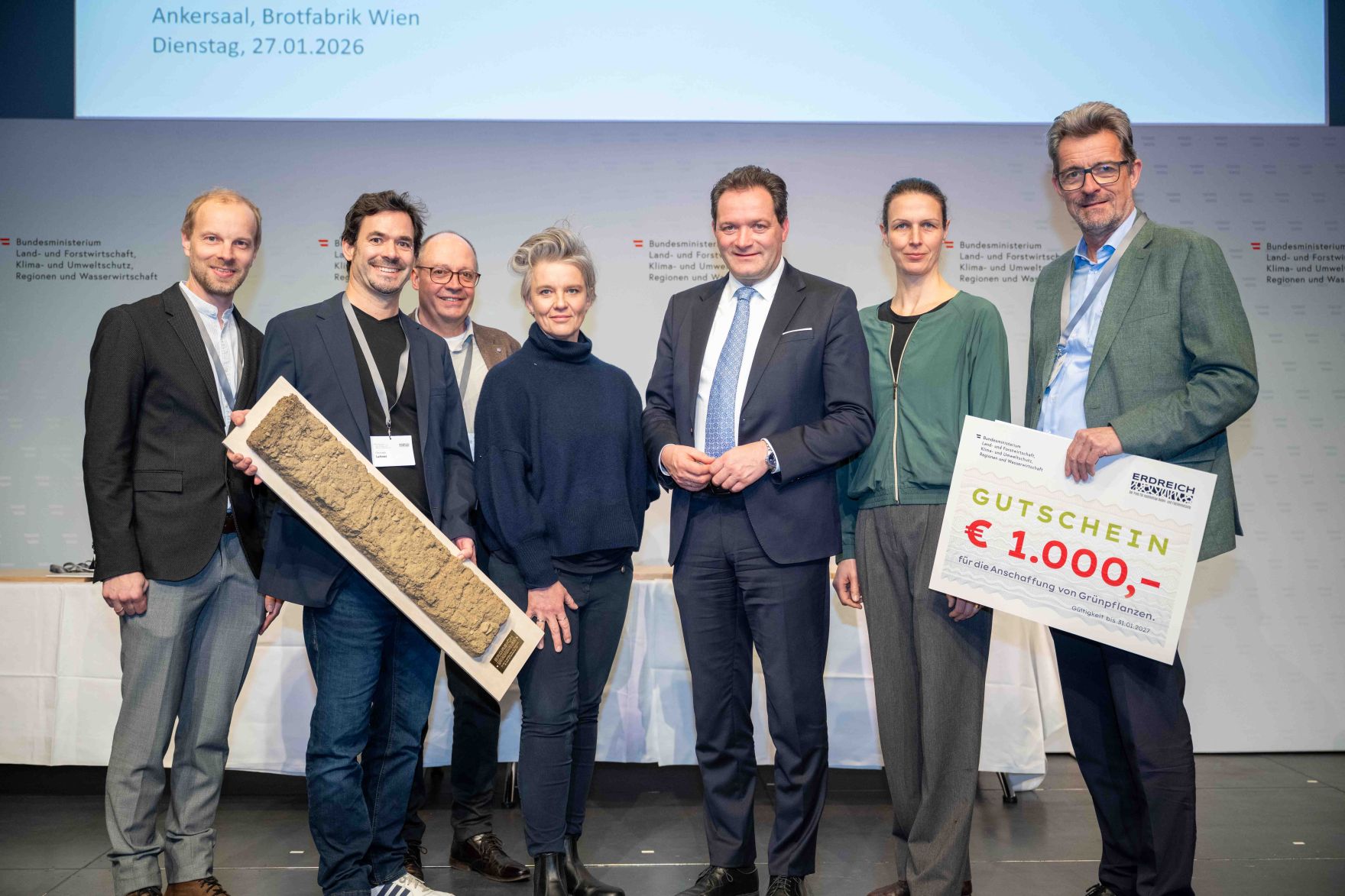 Bodenschutz als Zukunftsaufgabe: Bundesminister Norbert Totschnig zeichnete im Rahmen des ERDREICH-Preis 2026 Pionierprojekte aus.