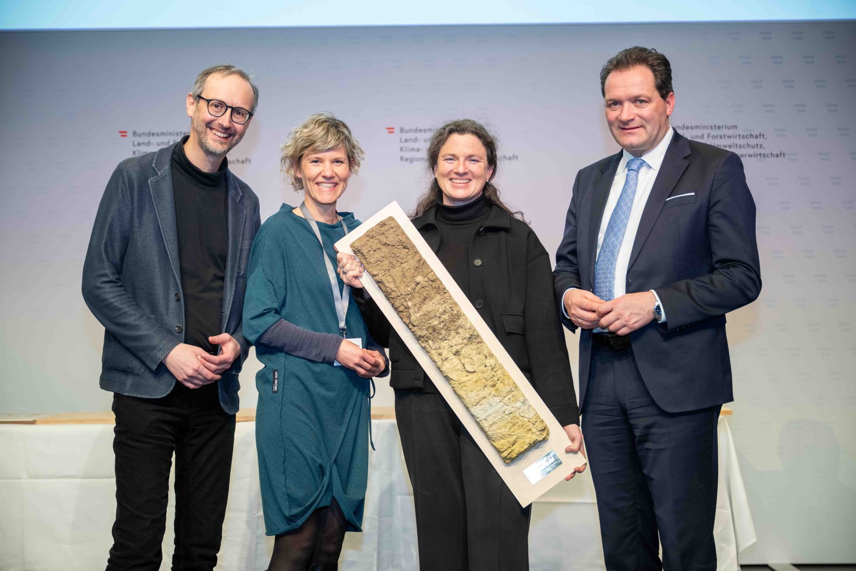 Bodenschutz als Zukunftsaufgabe: Bundesminister Norbert Totschnig zeichnete im Rahmen des ERDREICH-Preis 2026 Pionierprojekte aus.