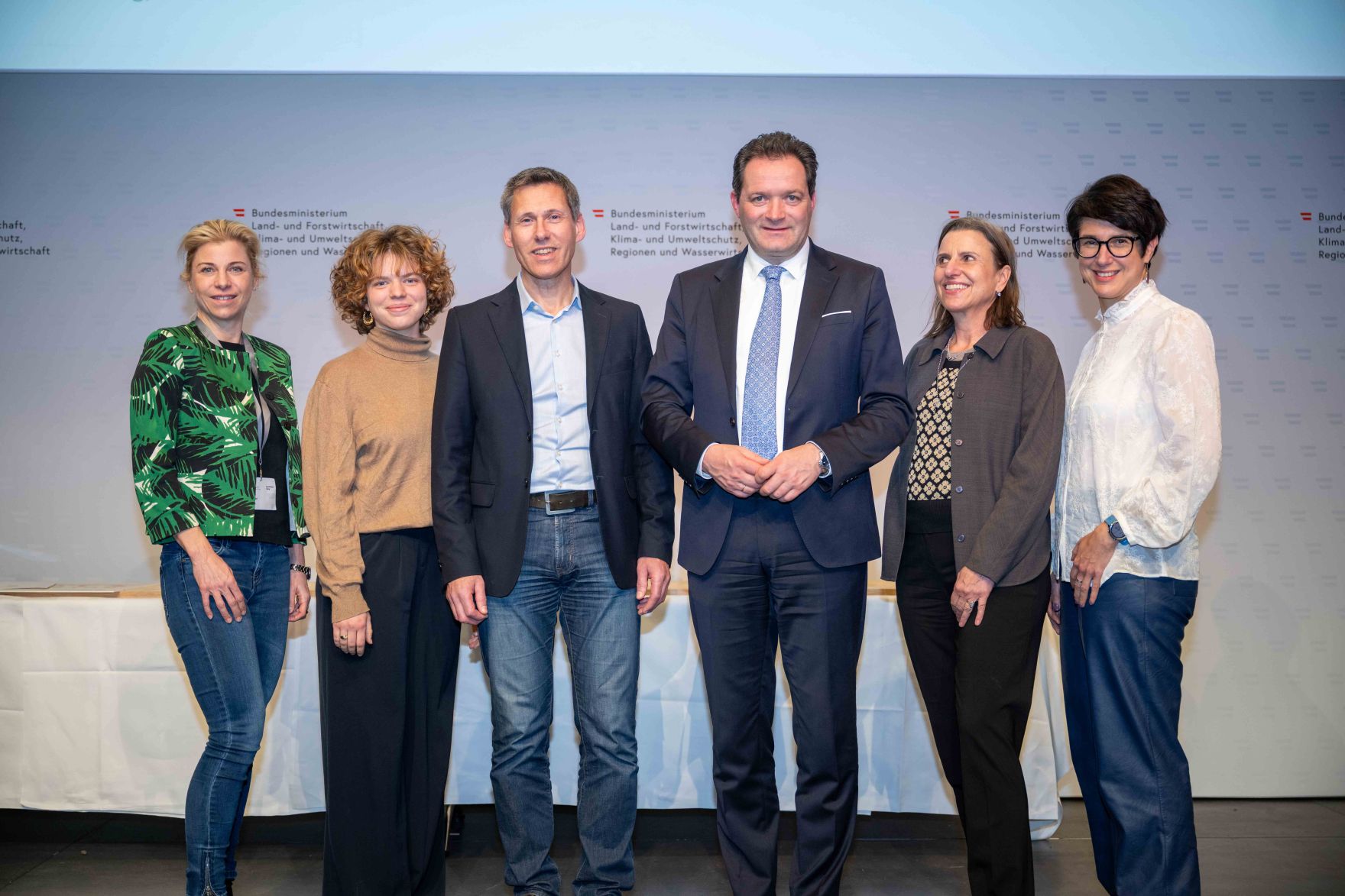 Bodenschutz als Zukunftsaufgabe: Bundesminister Norbert Totschnig zeichnete im Rahmen des ERDREICH-Preis 2026 Pionierprojekte aus.