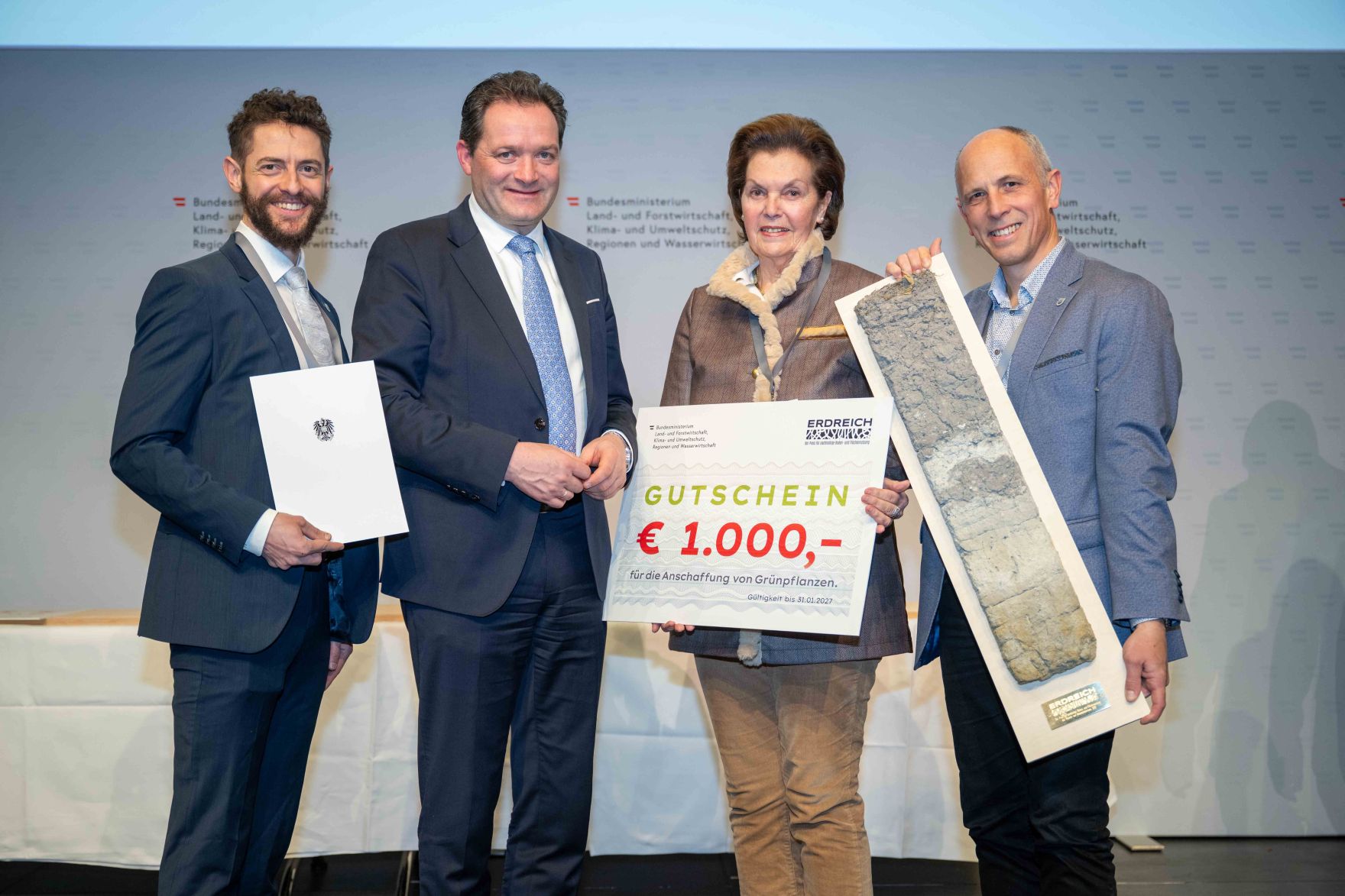 Bodenschutz als Zukunftsaufgabe: Bundesminister Norbert Totschnig zeichnete im Rahmen des ERDREICH-Preis 2026 Pionierprojekte aus.