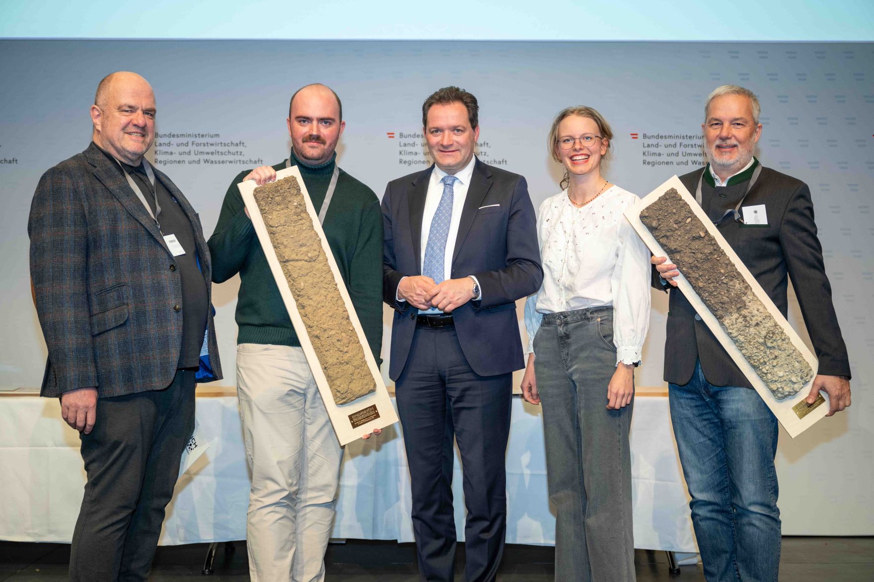 Bodenschutz als Zukunftsaufgabe: Bundesminister Norbert Totschnig zeichnete im Rahmen des ERDREICH-Preis 2026 Pionierprojekte aus.