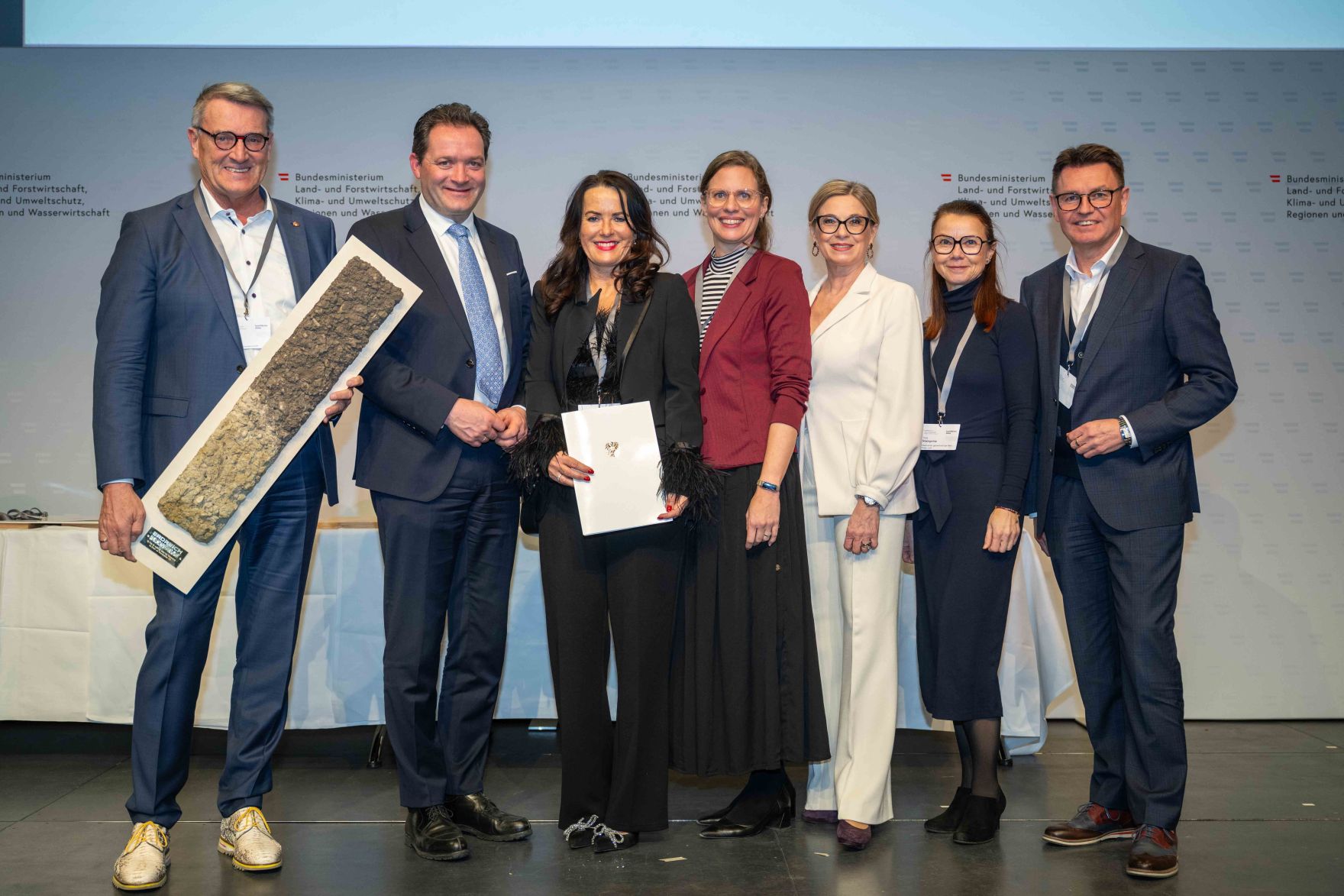 Bodenschutz als Zukunftsaufgabe: Bundesminister Norbert Totschnig zeichnete im Rahmen des ERDREICH-Preis 2026 Pionierprojekte aus.