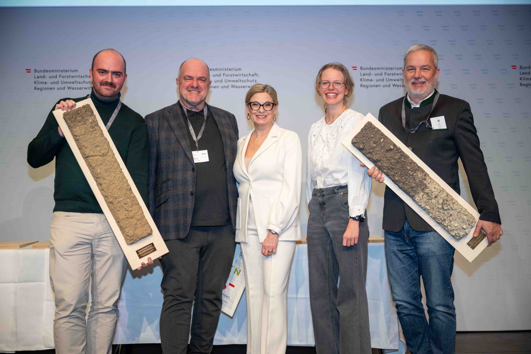 Bodenschutz als Zukunftsaufgabe: Bundesminister Norbert Totschnig zeichnete im Rahmen des ERDREICH-Preis 2026 Pionierprojekte aus.
