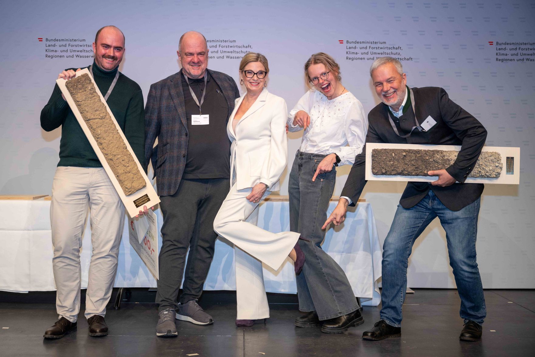 Bodenschutz als Zukunftsaufgabe: Bundesminister Norbert Totschnig zeichnete im Rahmen des ERDREICH-Preis 2026 Pionierprojekte aus.