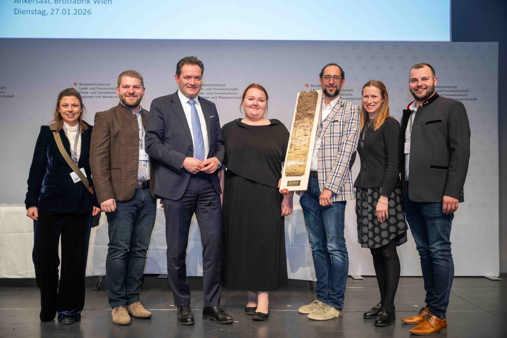 Bodenschutz als Zukunftsaufgabe: Bundesminister Norbert Totschnig zeichnete im Rahmen des ERDREICH-Preis 2026 Pionierprojekte aus.