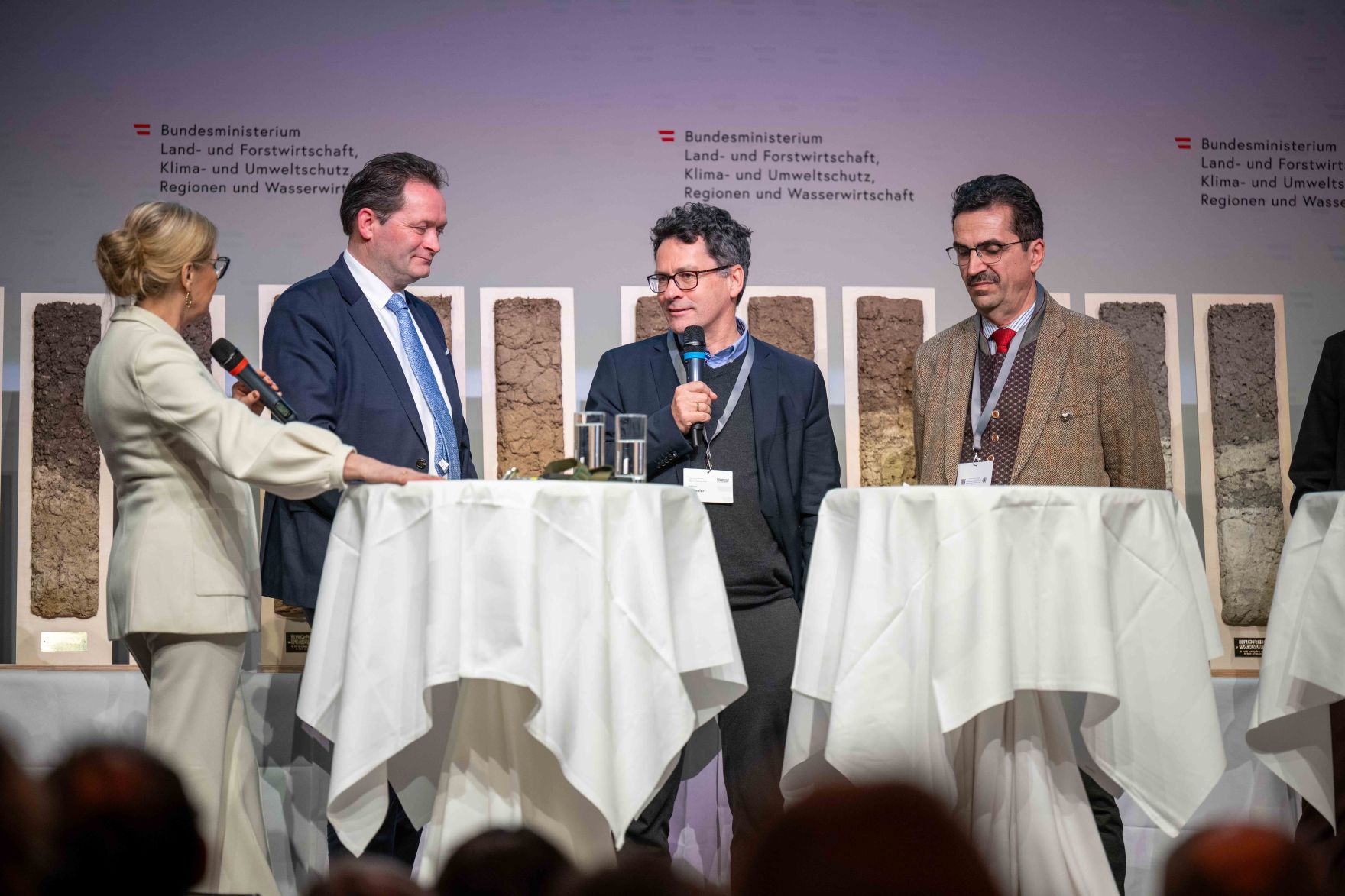 Bodenschutz als Zukunftsaufgabe: Bundesminister Norbert Totschnig zeichnete im Rahmen des ERDREICH-Preis 2026 Pionierprojekte aus.