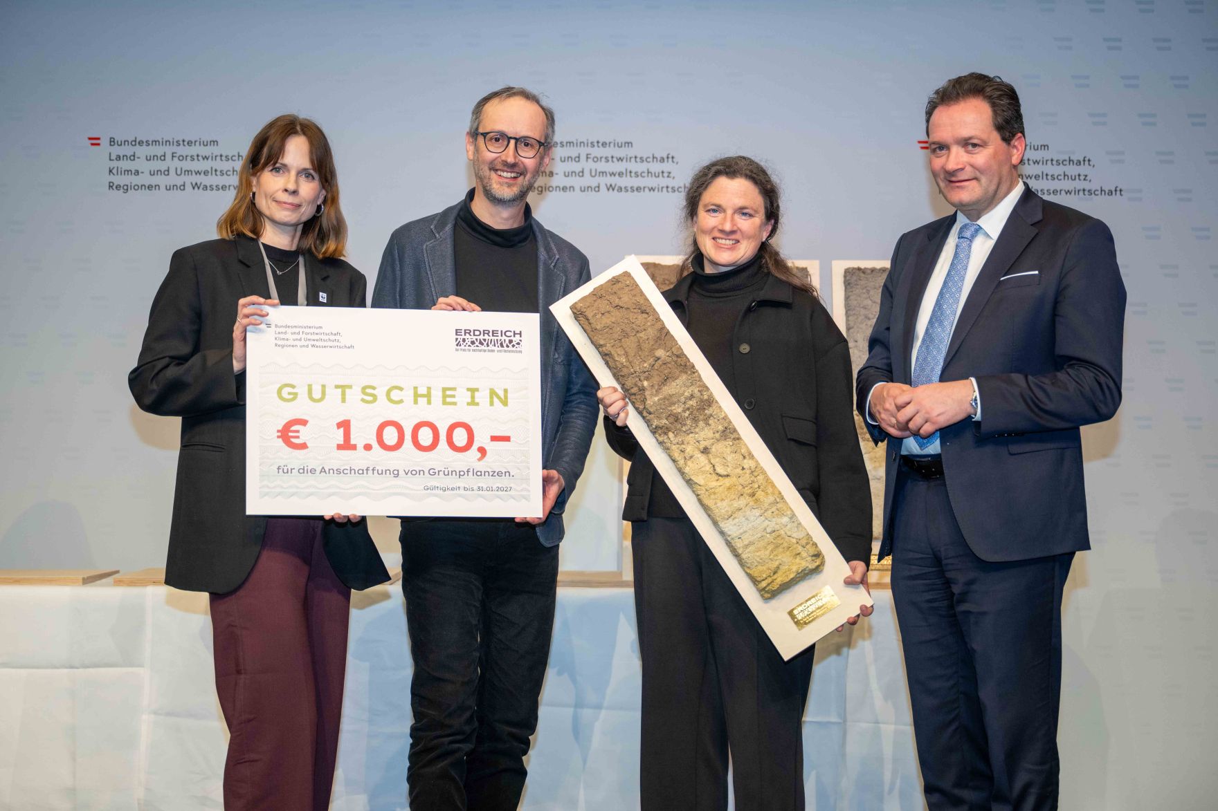 Bodenschutz als Zukunftsaufgabe: Bundesminister Norbert Totschnig zeichnete im Rahmen des ERDREICH-Preis 2026 Pionierprojekte aus.