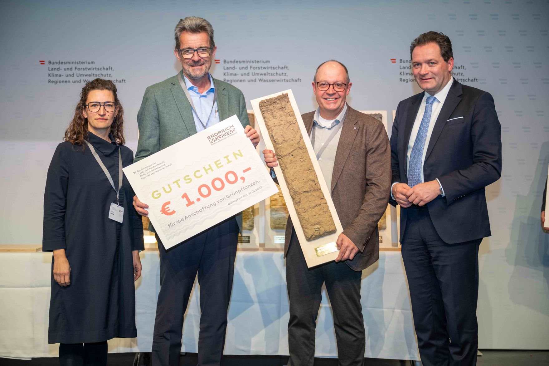 Bodenschutz als Zukunftsaufgabe: Bundesminister Norbert Totschnig zeichnete im Rahmen des ERDREICH-Preis 2026 Pionierprojekte aus.