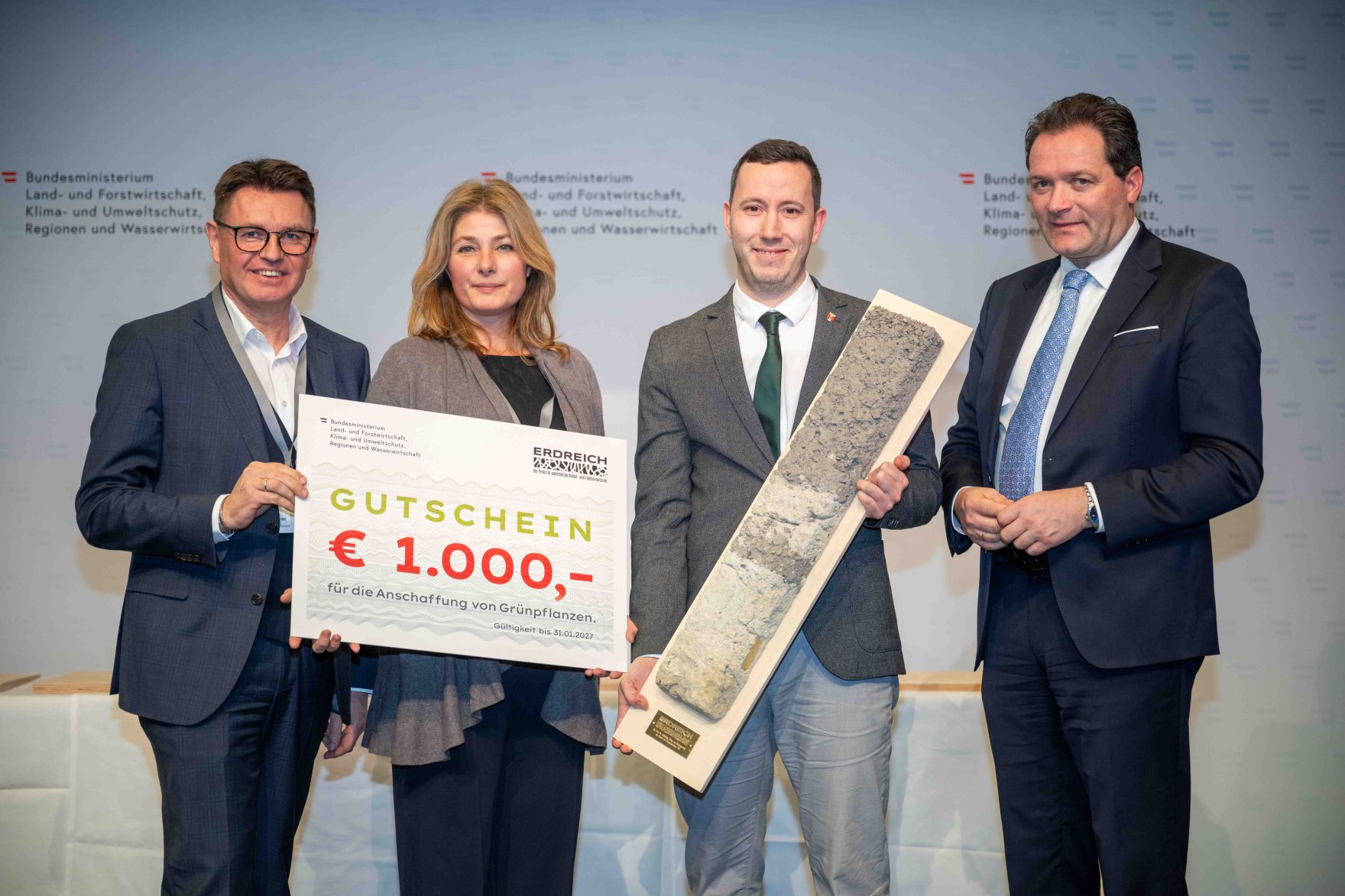 Bodenschutz als Zukunftsaufgabe: Bundesminister Norbert Totschnig zeichnete im Rahmen des ERDREICH-Preis 2026 Pionierprojekte aus.