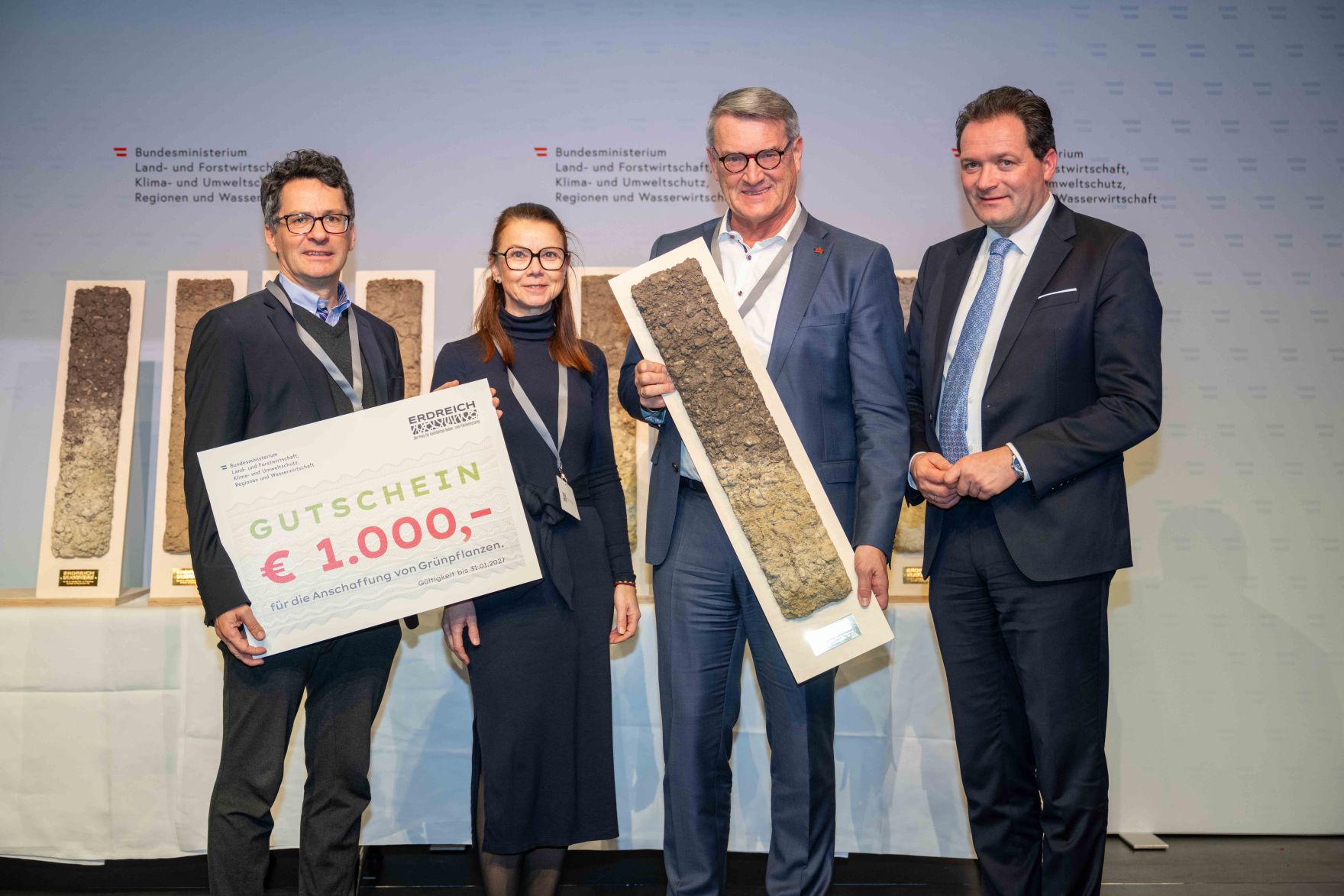 Bodenschutz als Zukunftsaufgabe: Bundesminister Norbert Totschnig zeichnete im Rahmen des ERDREICH-Preis 2026 Pionierprojekte aus.