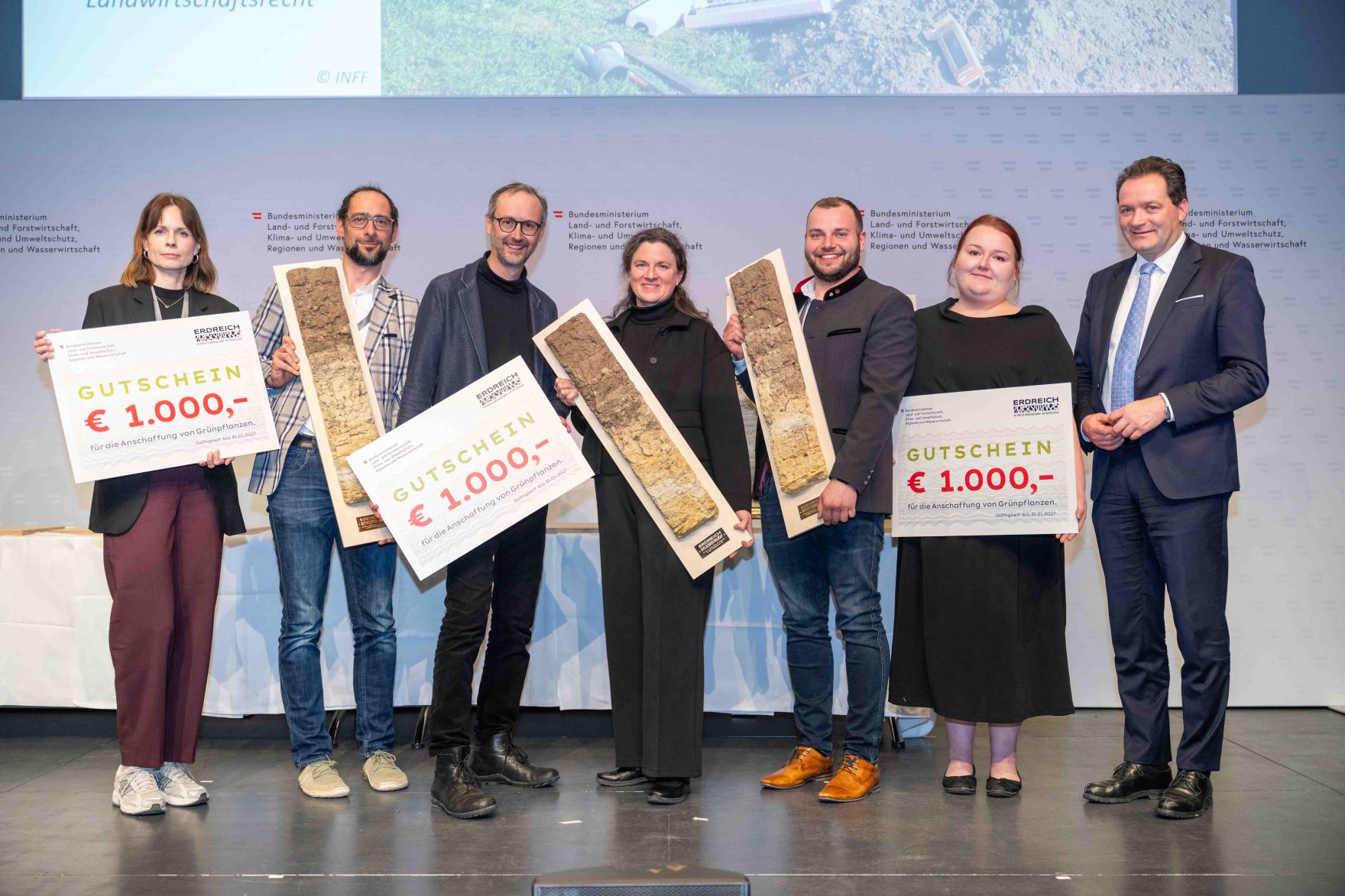 Bodenschutz als Zukunftsaufgabe: Bundesminister Norbert Totschnig zeichnete im Rahmen des ERDREICH-Preis 2026 Pionierprojekte aus.