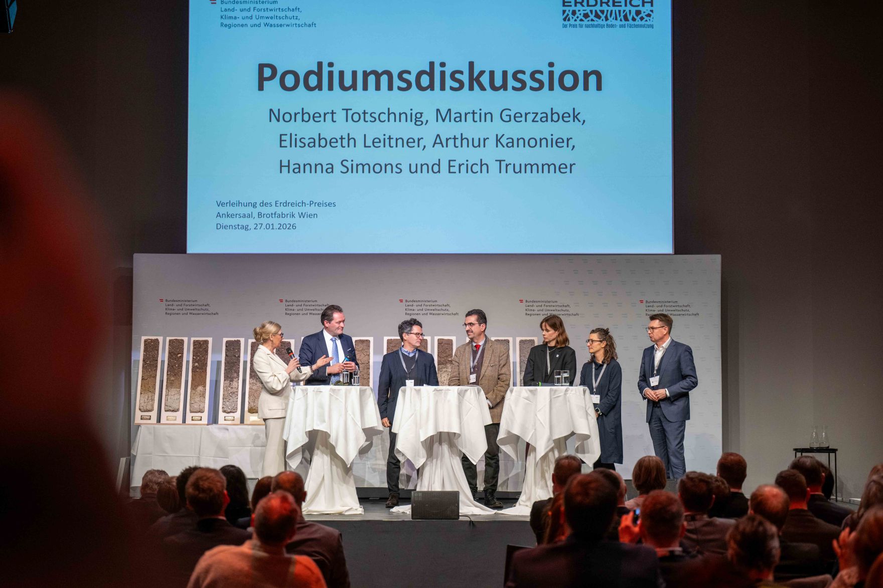 Bodenschutz als Zukunftsaufgabe: Bundesminister Norbert Totschnig zeichnete im Rahmen des ERDREICH-Preis 2026 Pionierprojekte aus.