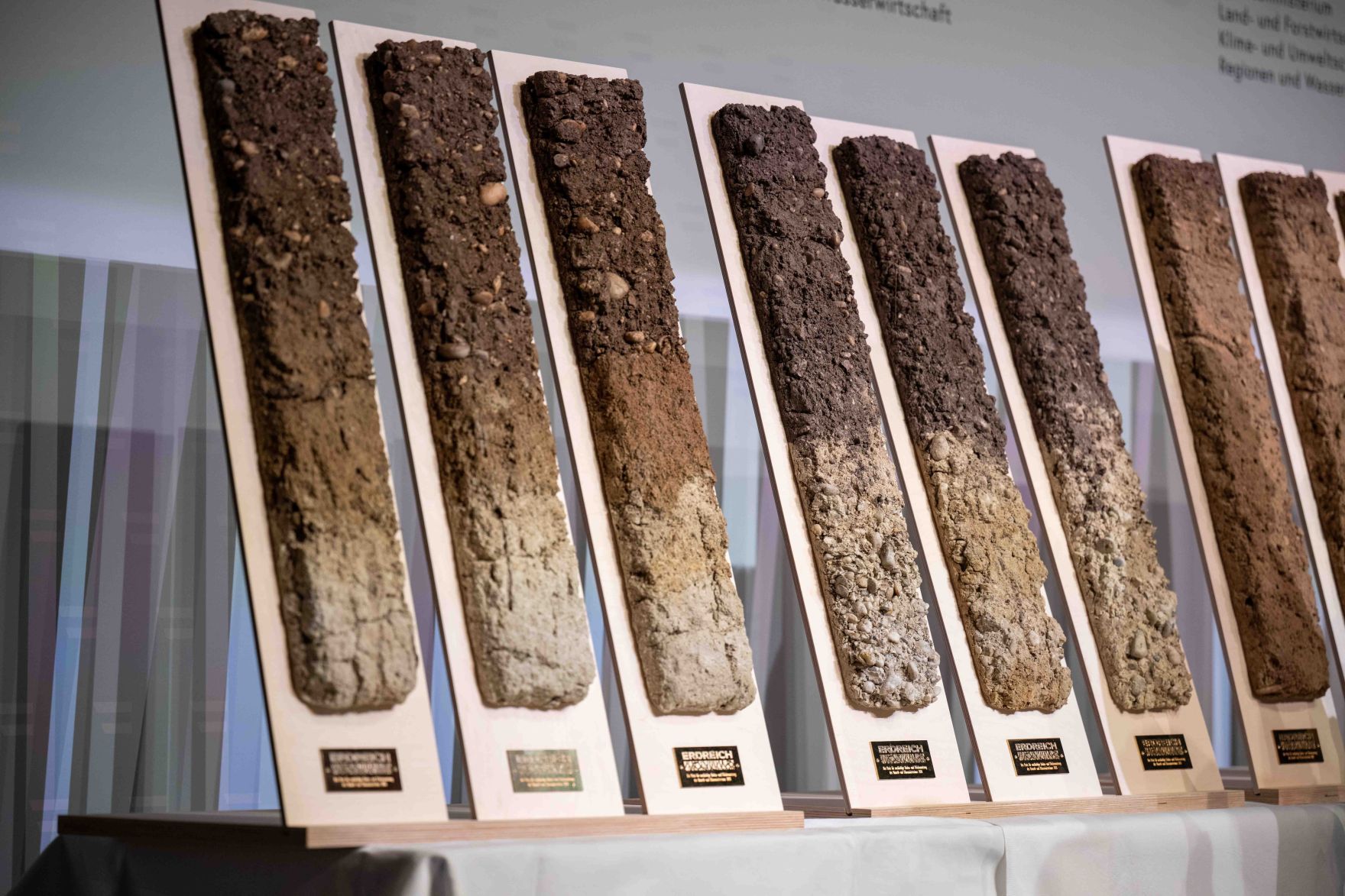 Bodenschutz als Zukunftsaufgabe: Bundesminister Norbert Totschnig zeichnete im Rahmen des ERDREICH-Preis 2026 Pionierprojekte aus.