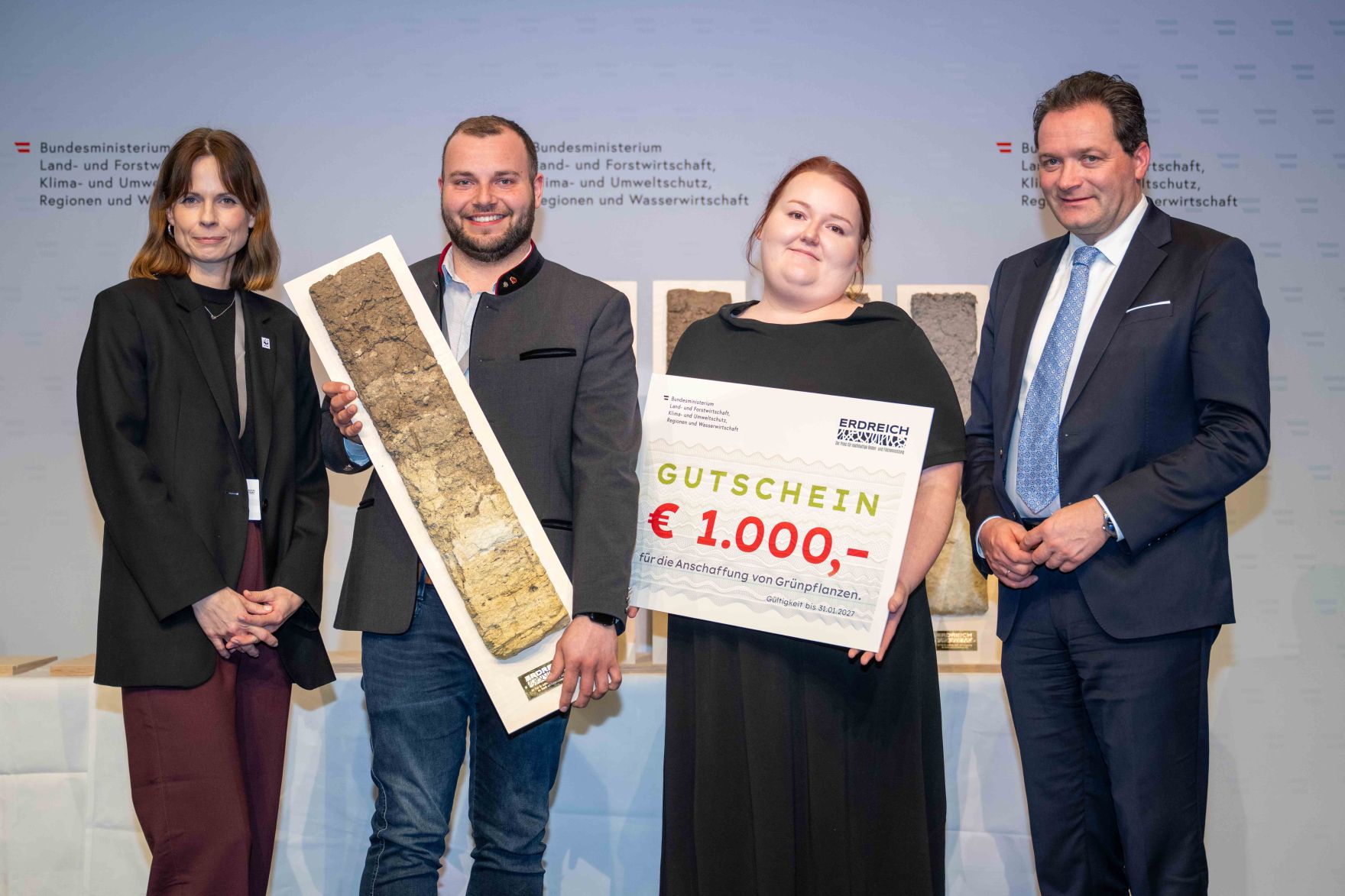 Bodenschutz als Zukunftsaufgabe: Bundesminister Norbert Totschnig zeichnete im Rahmen des ERDREICH-Preis 2026 Pionierprojekte aus.