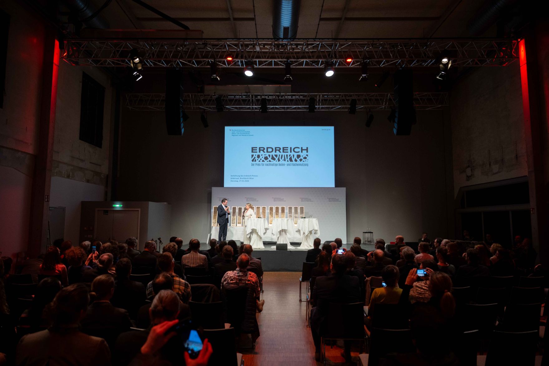 Bodenschutz als Zukunftsaufgabe: Bundesminister Norbert Totschnig zeichnete im Rahmen des ERDREICH-Preis 2026 Pionierprojekte aus.