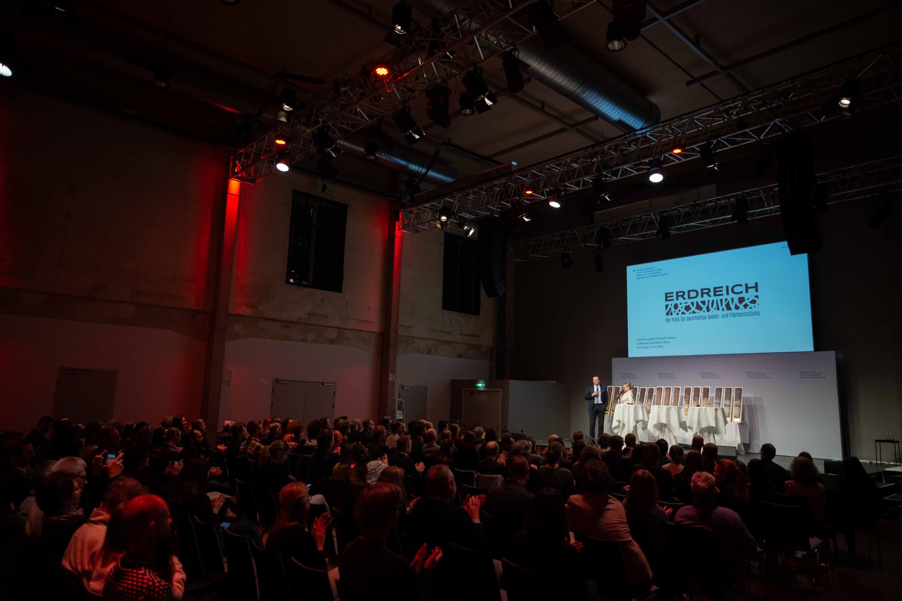 Bodenschutz als Zukunftsaufgabe: Bundesminister Norbert Totschnig zeichnete im Rahmen des ERDREICH-Preis 2026 Pionierprojekte aus.