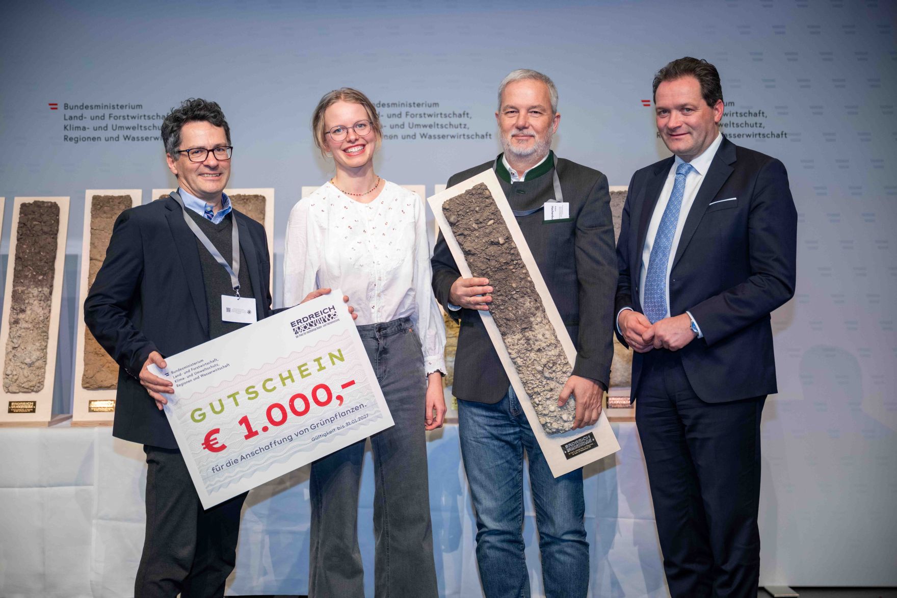 Bodenschutz als Zukunftsaufgabe: Bundesminister Norbert Totschnig zeichnete im Rahmen des ERDREICH-Preis 2026 Pionierprojekte aus.