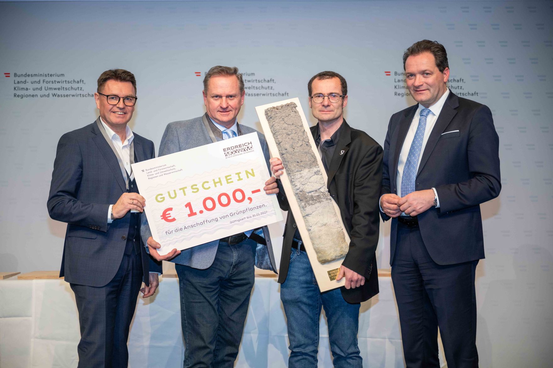 Bodenschutz als Zukunftsaufgabe: Bundesminister Norbert Totschnig zeichnete im Rahmen des ERDREICH-Preis 2026 Pionierprojekte aus.