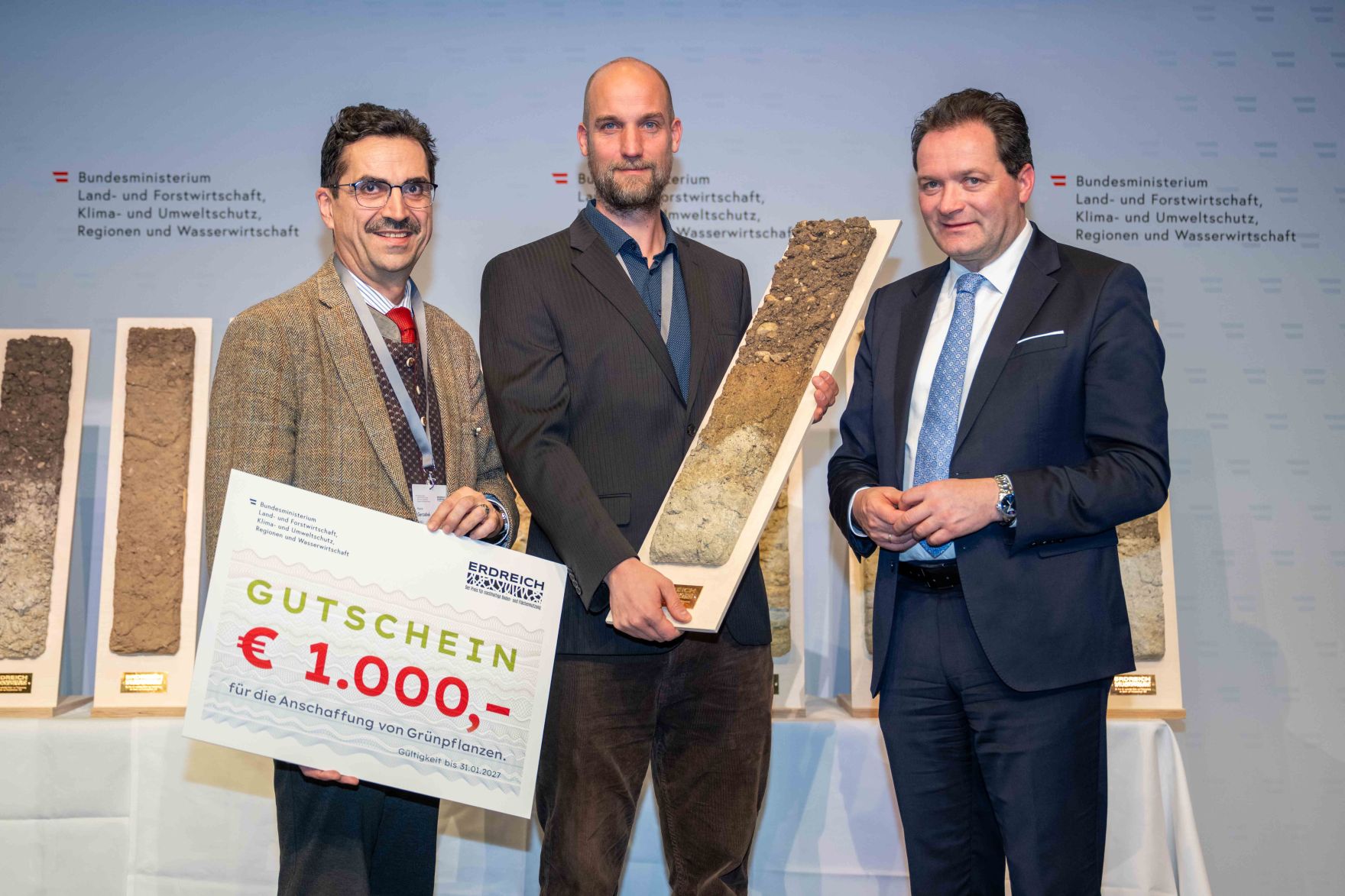 Bodenschutz als Zukunftsaufgabe: Bundesminister Norbert Totschnig zeichnete im Rahmen des ERDREICH-Preis 2026 Pionierprojekte aus.