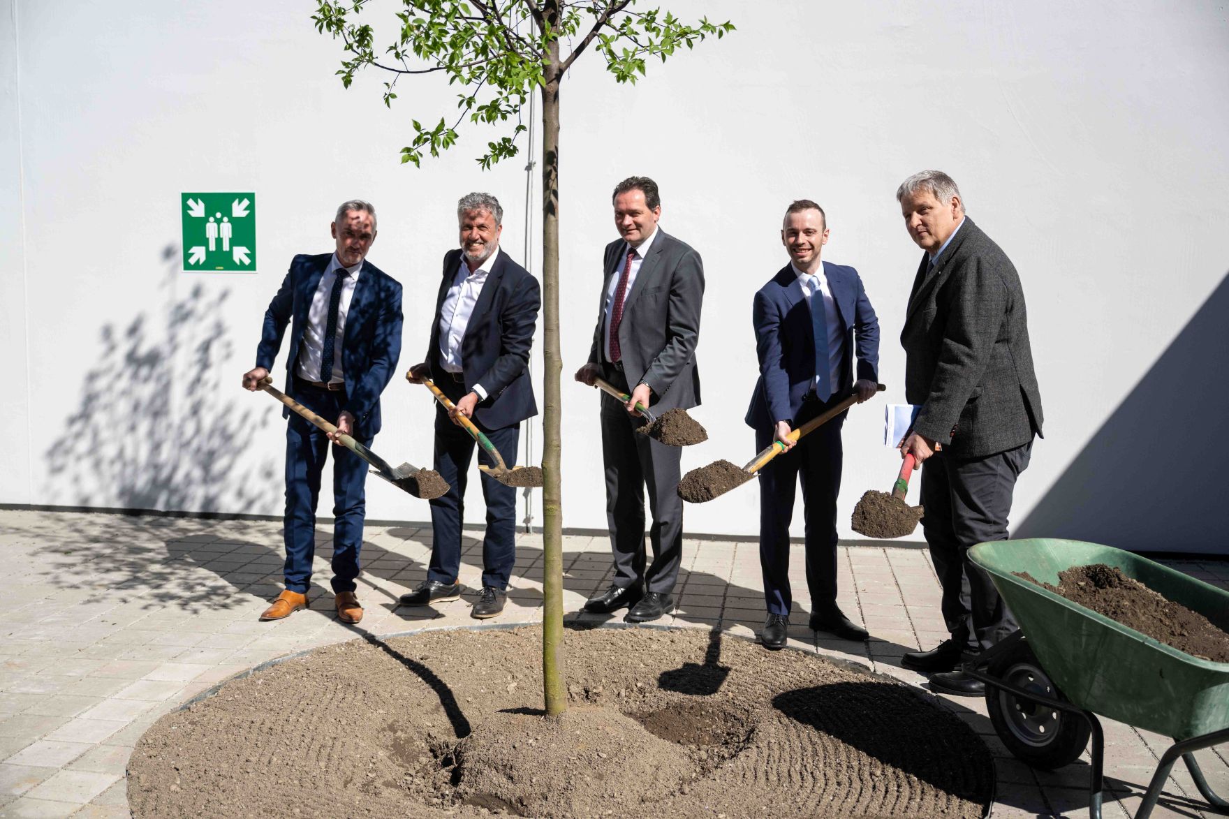 Herr Bundesminister Norbert Totschnig besuchte die feierliche Er&ouml;ffnung der Demohalle der HBLFA Sch&ouml;nbrunn.