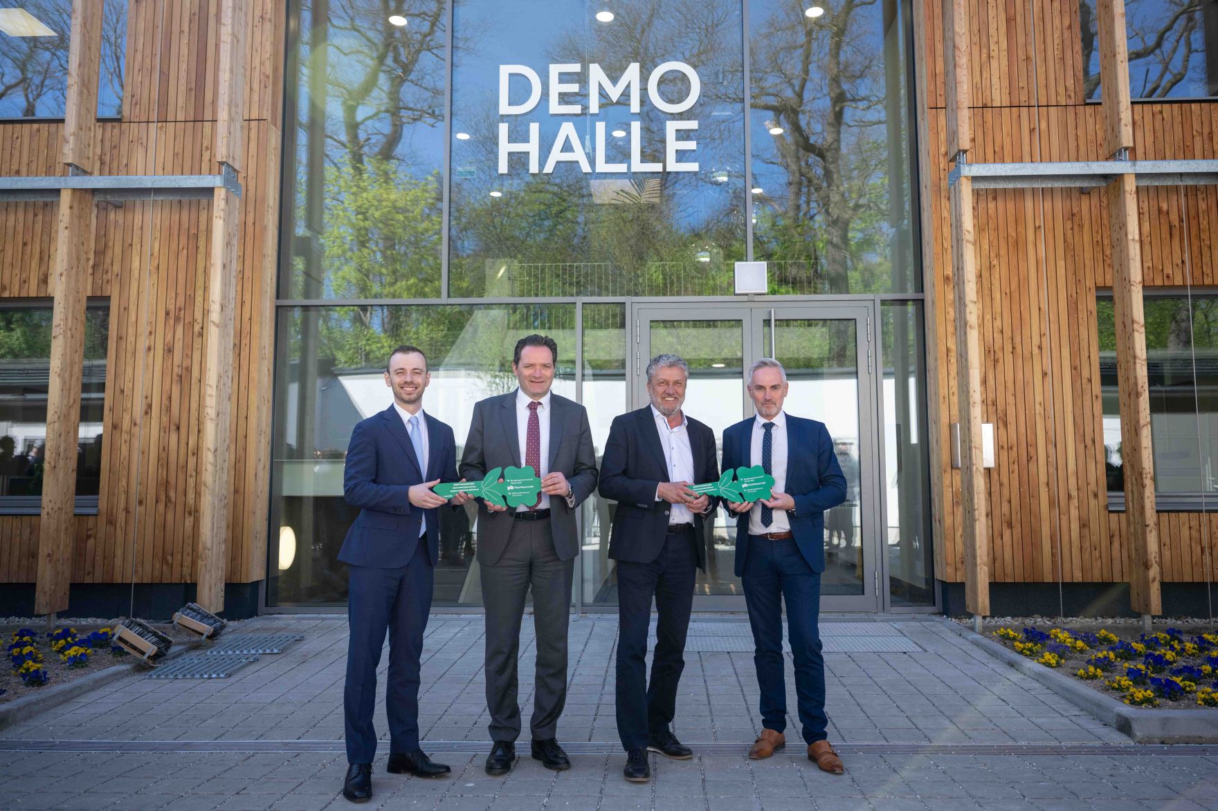 Herr Bundesminister Norbert Totschnig besuchte die feierliche Er&ouml;ffnung der Demohalle der HBLFA Sch&ouml;nbrunn.