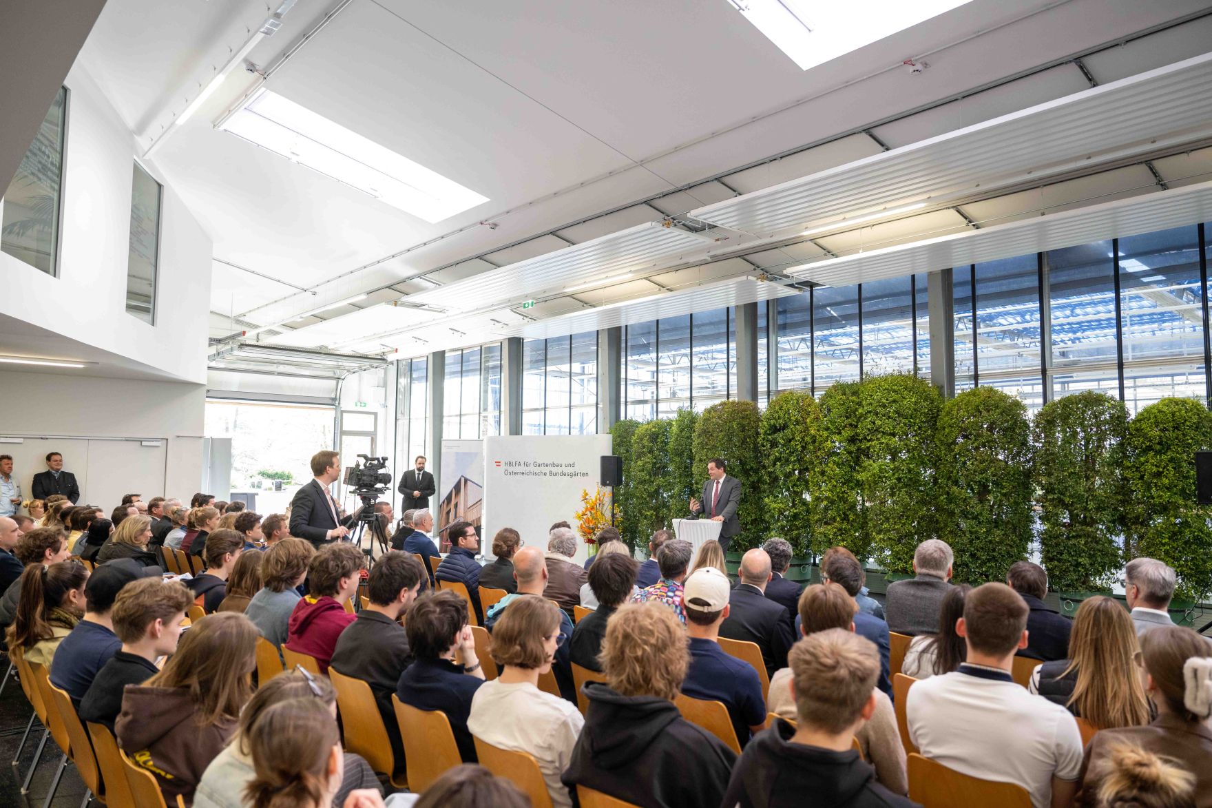 Herr Bundesminister Norbert Totschnig besuchte die feierliche Er&ouml;ffnung der Demohalle der HBLFA Sch&ouml;nbrunn.