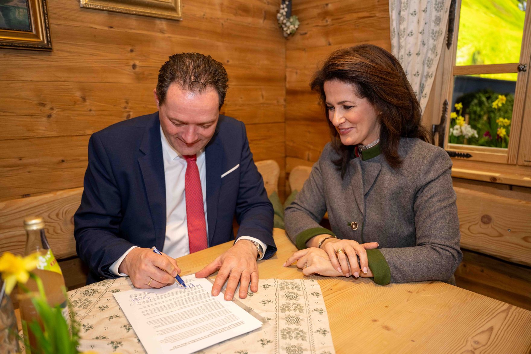 Mit ihrer grenz&uuml;berschreitenden Forschungskooperation gehen Bayern, S&uuml;dtirol und &Ouml;sterreich neue Wege in der Forschungsf&ouml;rderung. Erstmals werden drei Projekte von den Agrarressorts in den Partner-L&auml;ndern gemeinsam finanziert.