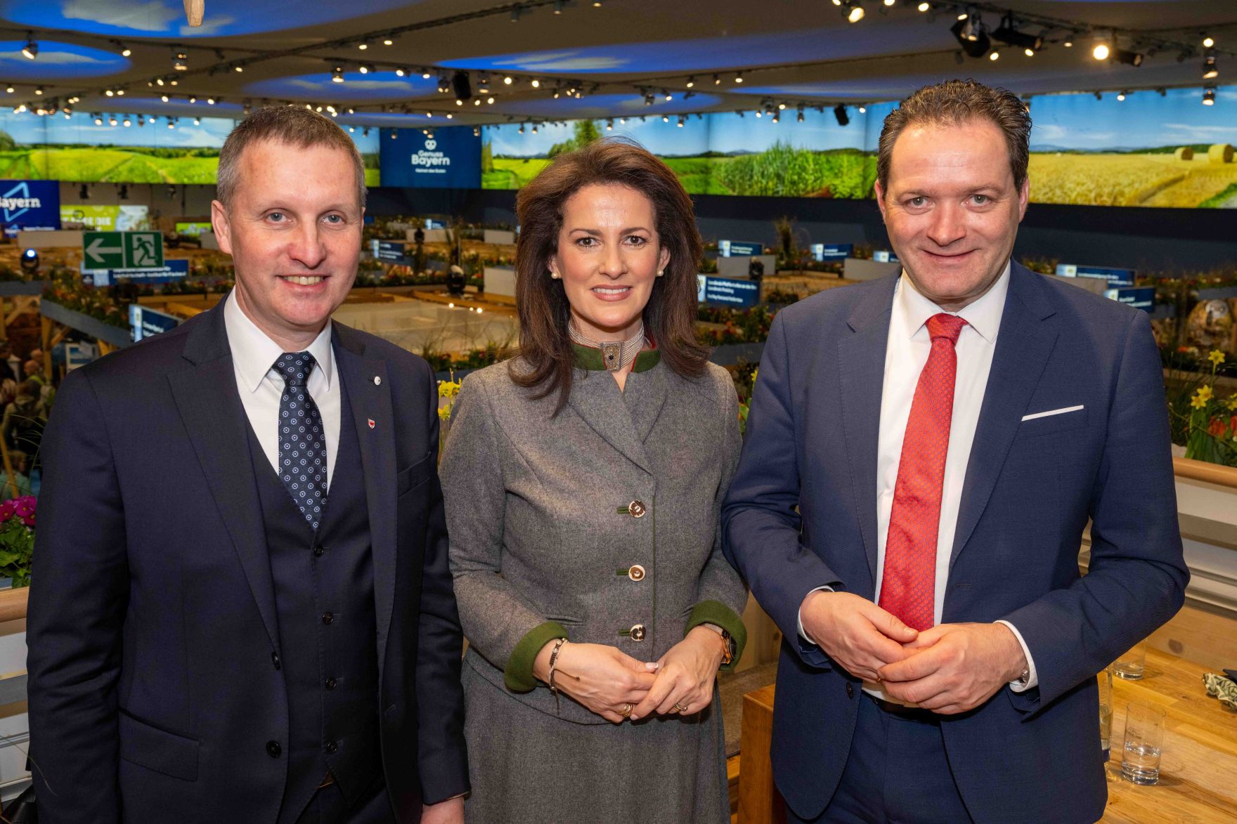 Mit ihrer grenz&uuml;berschreitenden Forschungskooperation gehen Bayern, S&uuml;dtirol und &Ouml;sterreich neue Wege in der Forschungsf&ouml;rderung. Erstmals werden drei Projekte von den Agrarressorts in den Partner-L&auml;ndern gemeinsam finanziert.