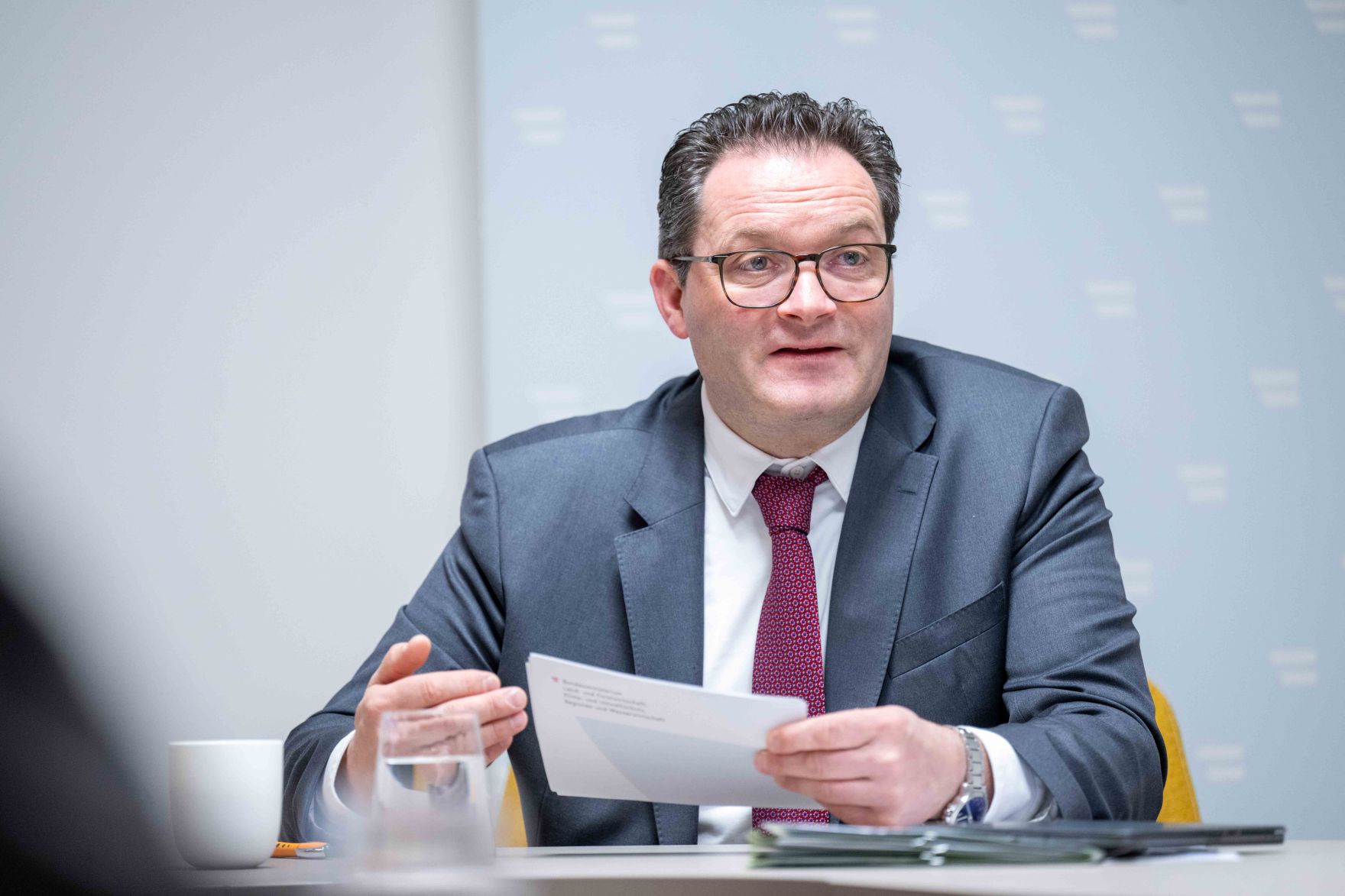 Faire Wettbewerbsbedingungen sind die zentrale Grundlage f&uuml;r eine stabile Lebensmittelversorgung. Das Landwirtschaftsministerium hat deshalb 2022 das, weisungsfreie Fairness-B&uuml;ro eingerichtet. Der Jahresbericht 2025 zeigt, dass rund 500 F&auml;lle bearbeitet wurden.