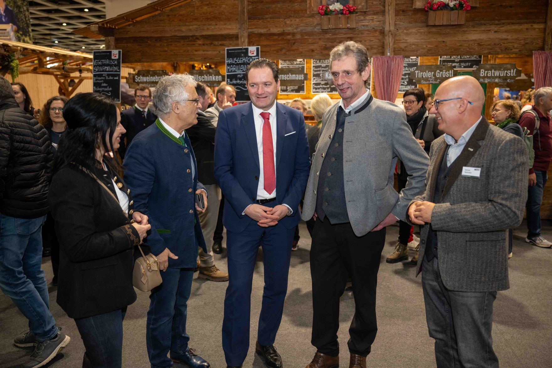 Herr Bundesminister Norbert Totschnig besuchte die &ouml;sterreichischen Ausstellerinnen und Aussteller auf der Gr&uuml;nen Woche 2026 in Berlin.