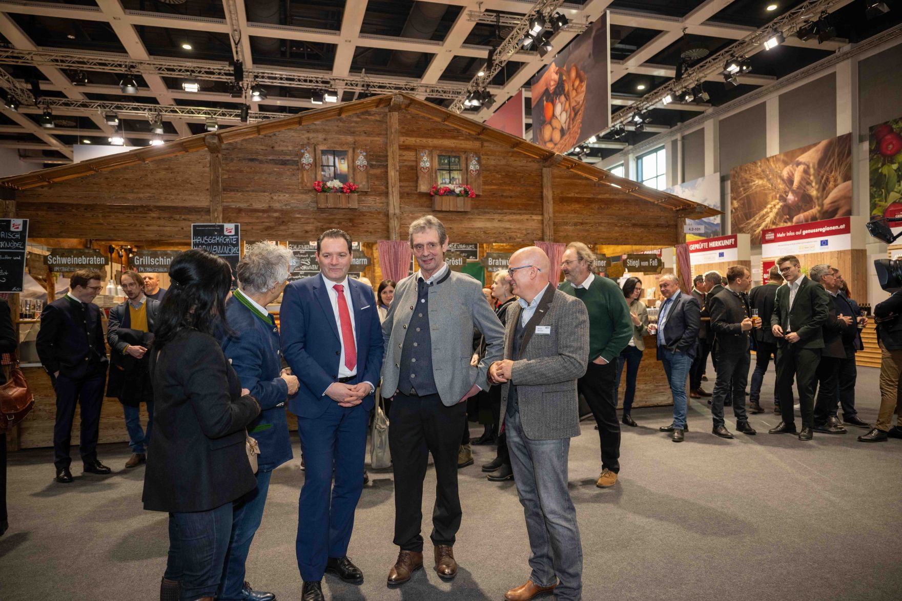 Herr Bundesminister Norbert Totschnig besuchte die &ouml;sterreichischen Ausstellerinnen und Aussteller auf der Gr&uuml;nen Woche 2026 in Berlin.