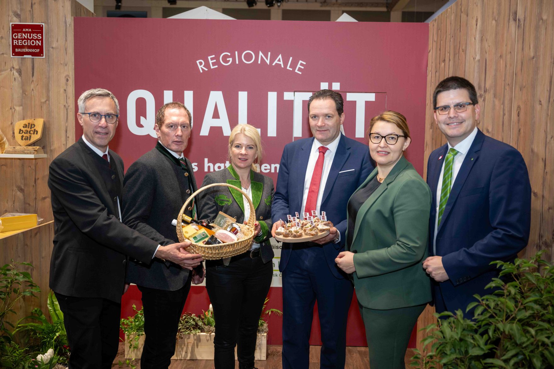 Herr Bundesminister Norbert Totschnig besuchte die &ouml;sterreichischen Ausstellerinnen und Aussteller auf der Gr&uuml;nen Woche 2026 in Berlin.