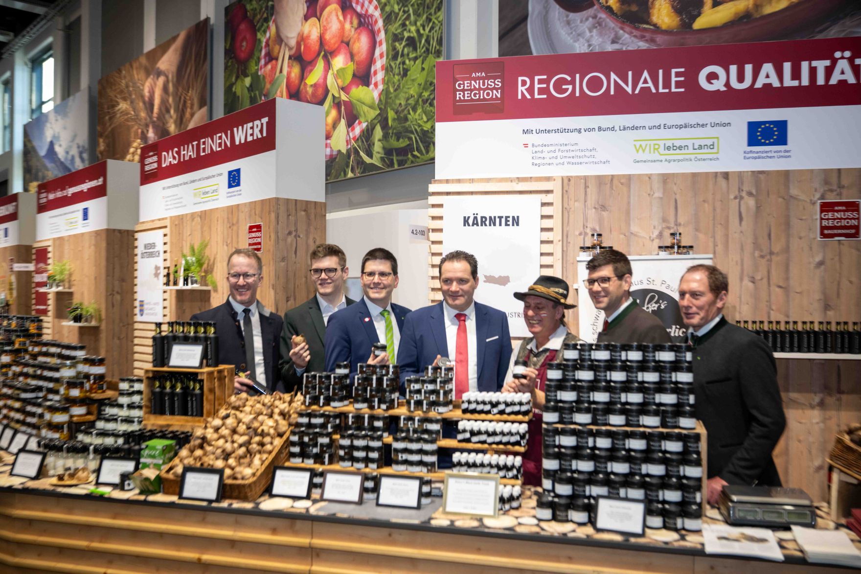 Herr Bundesminister Norbert Totschnig besuchte die &ouml;sterreichischen Ausstellerinnen und Aussteller auf der Gr&uuml;nen Woche 2026 in Berlin.