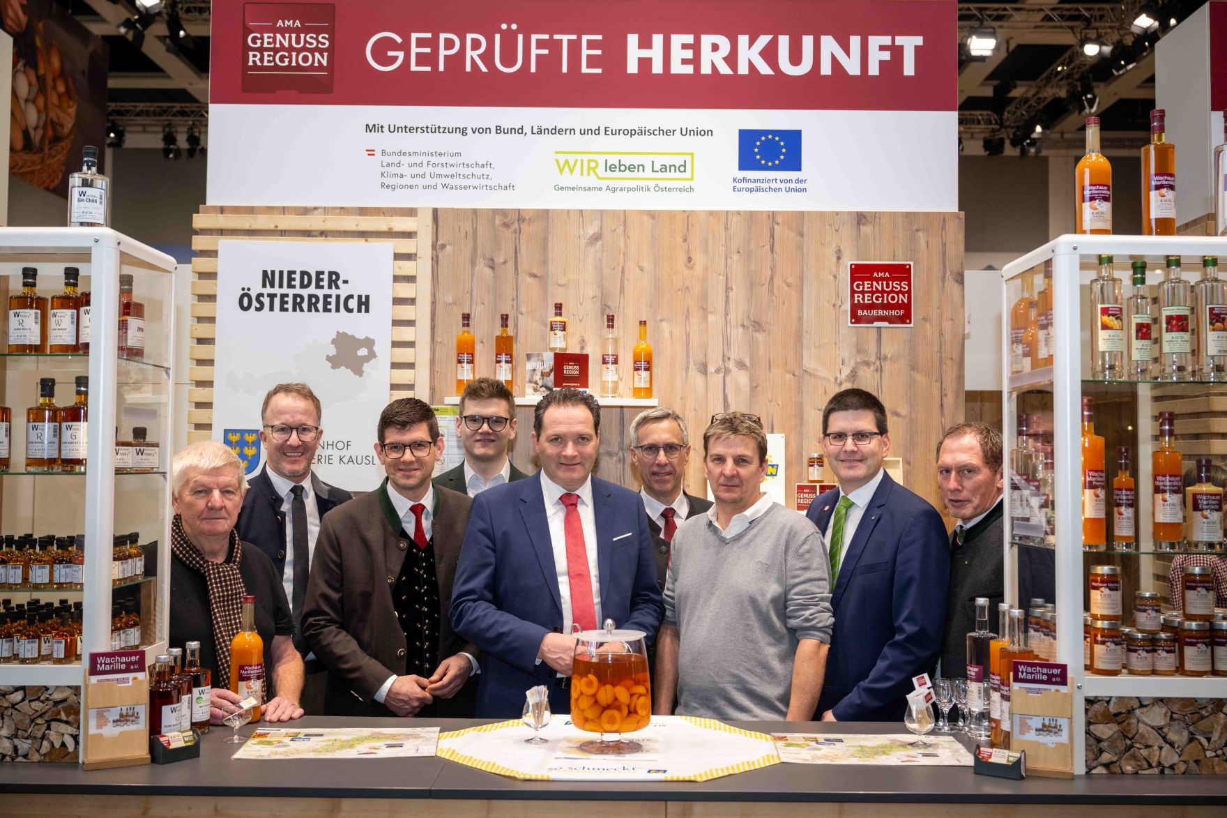 Herr Bundesminister Norbert Totschnig besuchte die &ouml;sterreichischen Ausstellerinnen und Aussteller auf der Gr&uuml;nen Woche 2026 in Berlin.