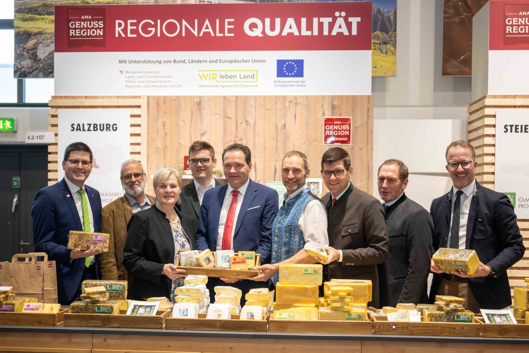 Herr Bundesminister Norbert Totschnig besuchte die &ouml;sterreichischen Ausstellerinnen und Aussteller auf der Gr&uuml;nen Woche 2026 in Berlin.