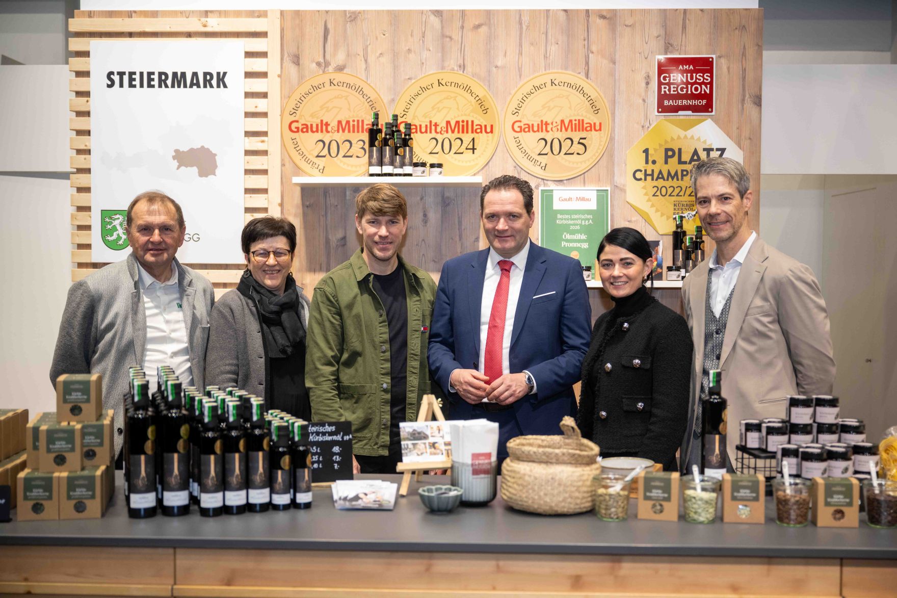 Herr Bundesminister Norbert Totschnig besuchte die &ouml;sterreichischen Ausstellerinnen und Aussteller auf der Gr&uuml;nen Woche 2026 in Berlin.