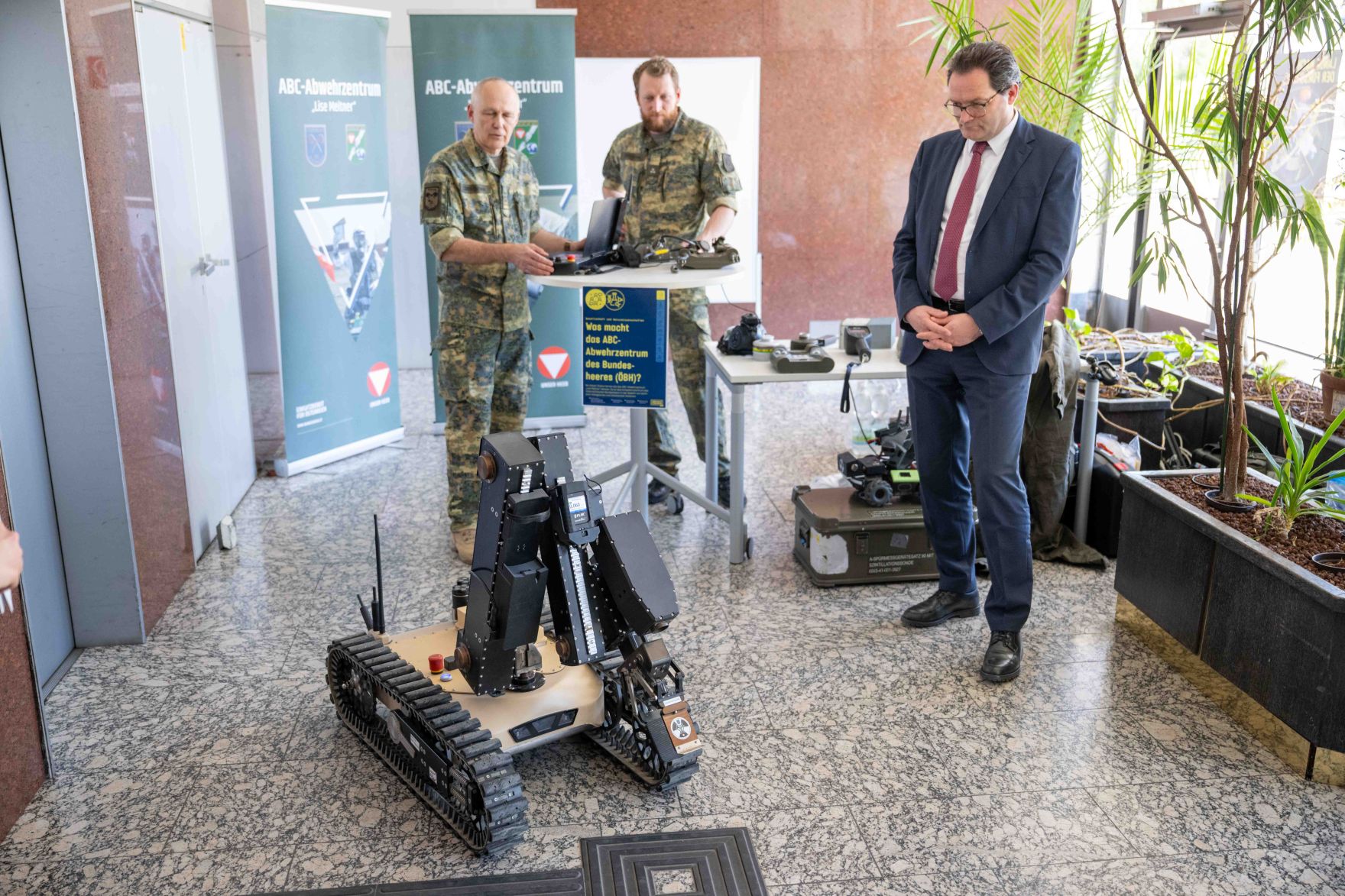 Bundesminister Norbert Totschnig besuchte im Rahmen der Langen Nacht der Forschung die beiden Standorte des BMLUK.