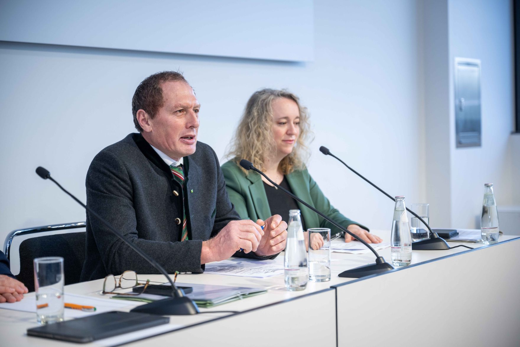 Im Rahmen der Internationalen Gr&uuml;nen Woche in Berlin setzen Landwirtschaftsminister Norbert Totschnig, Landwirtschaftskammer &Ouml;sterreich-Pr&auml;sident Josef Moosbrugger und der Obmann des Landwirtschaftsausschusses, Georg Strasser, ein klares Zeichen f&uuml;r die Sicherung des Standorts &Ouml;sterreich und die Wettbewerbsf&auml;higkeit der europ&auml;ischen Landwirtschaft.
