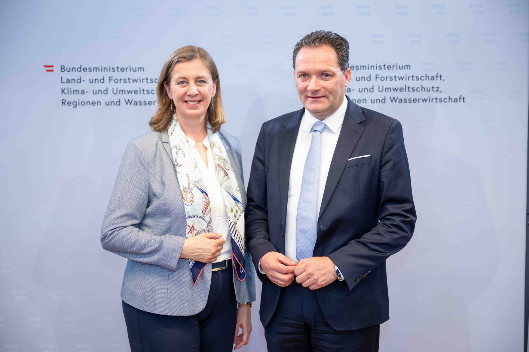 Herr Bundesminister Norbert Totschnig und Frau Staatssekret&auml;rin Barbara Eibinger-Miedl pr&auml;sentieren das Doppelbudget 2027/2028 mit wichtigen Ma&szlig;nahmen f&uuml;r Landwirtschaft und Umwelt.