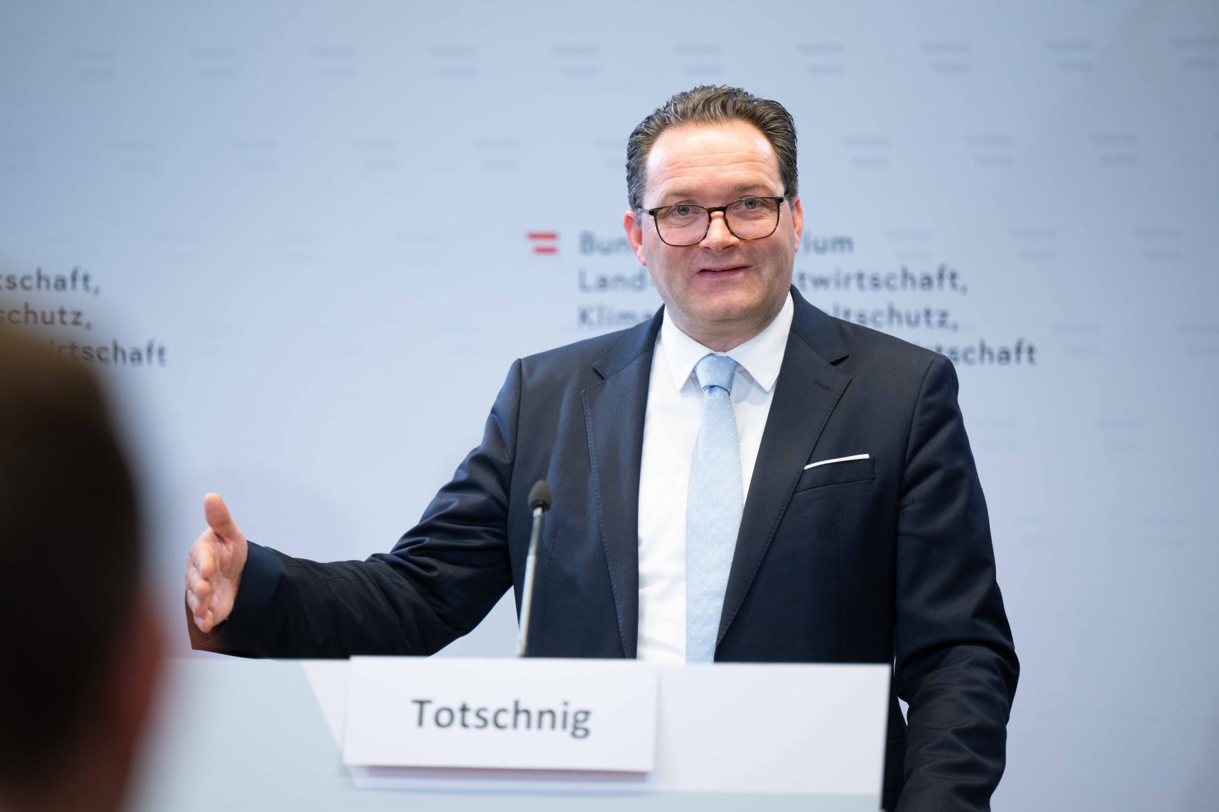 Herr Bundesminister Norbert Totschnig und Frau Staatssekret&auml;rin Barbara Eibinger-Miedl pr&auml;sentieren das Doppelbudget 2027/2028 mit wichtigen Ma&szlig;nahmen f&uuml;r Landwirtschaft und Umwelt.