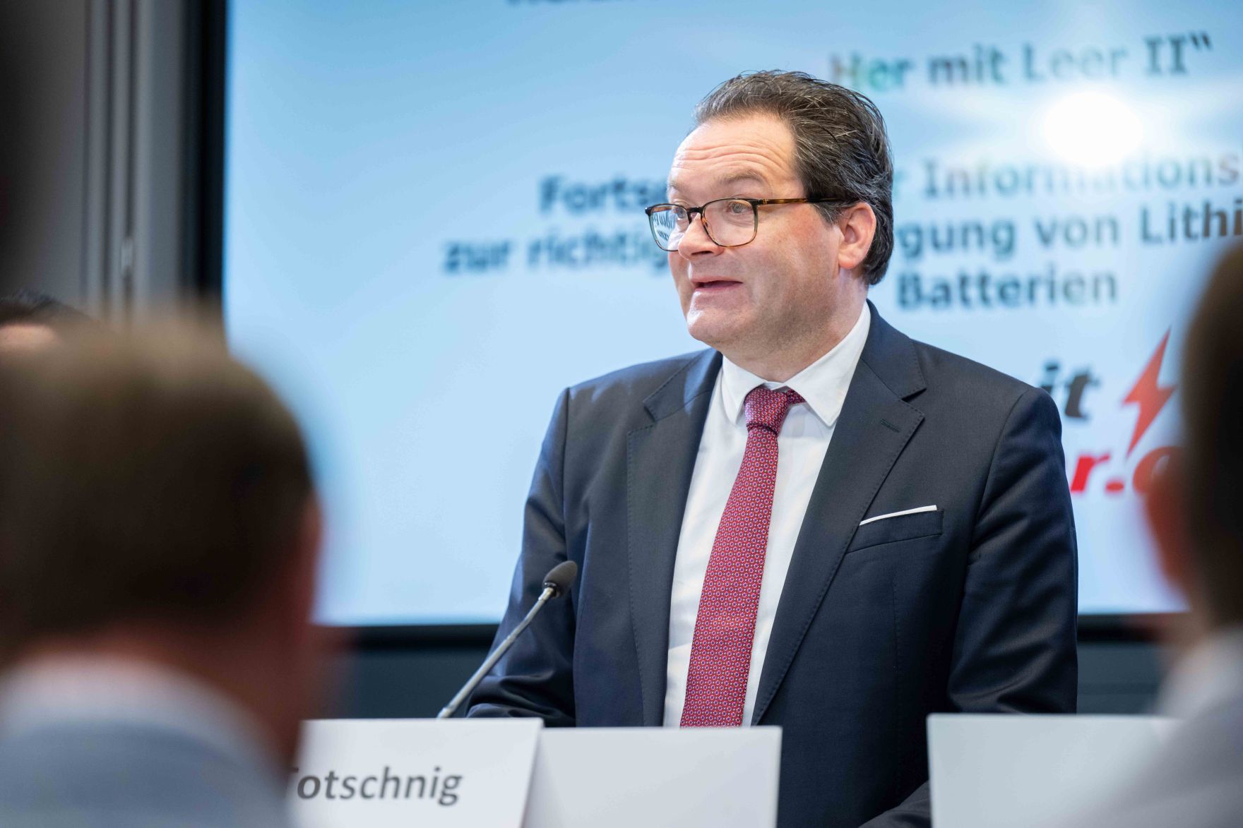 Bei der Pressekonferenz Her mit Leer II wurde auf die richtige Entsorgung von Batterien in ihren verschiedensten Formen hingewiesen. Das dient zum einen dem Umweltschutz, zum anderen auch der Sicherheit, weil eine richtige Entsorgung von Batterien auch Br&auml;nden vorbeugt.