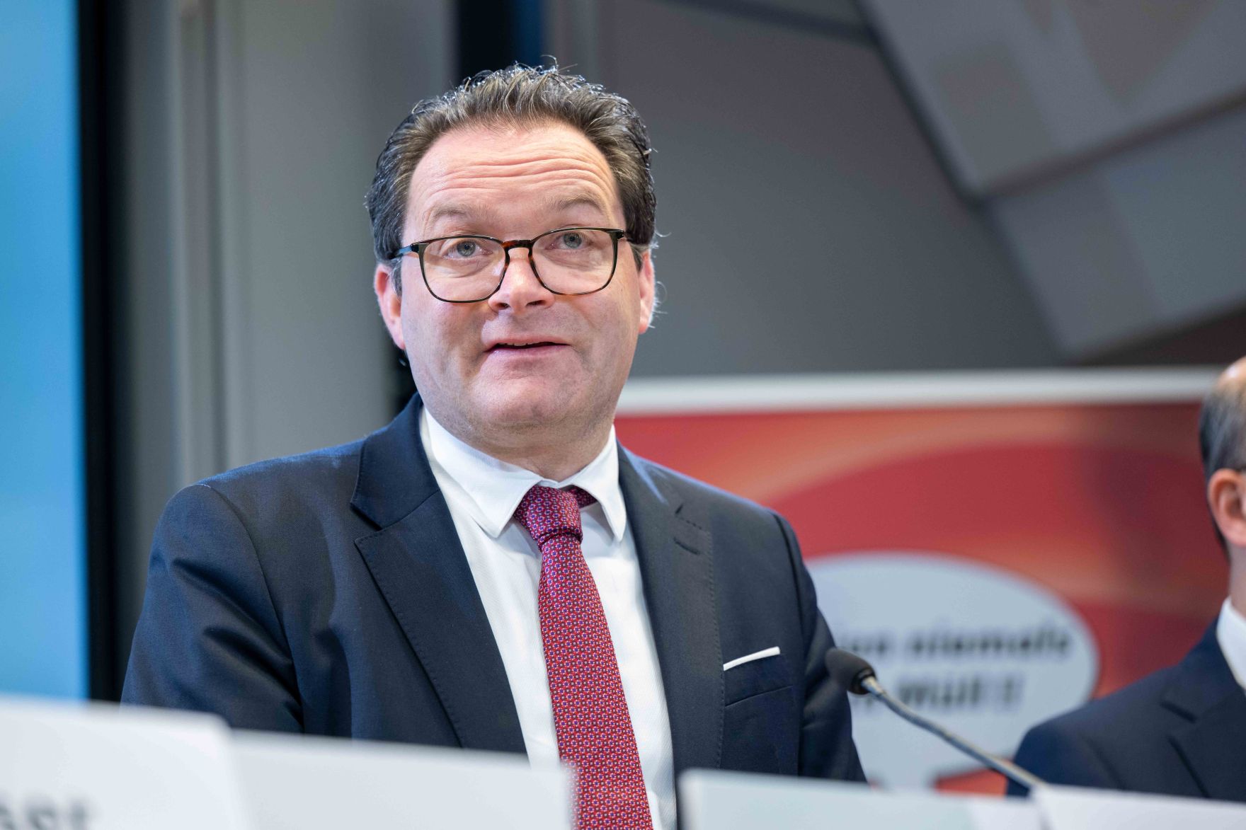 Bei der Pressekonferenz Her mit Leer II wurde auf die richtige Entsorgung von Batterien in ihren verschiedensten Formen hingewiesen. Das dient zum einen dem Umweltschutz, zum anderen auch der Sicherheit, weil eine richtige Entsorgung von Batterien auch Br&auml;nden vorbeugt.