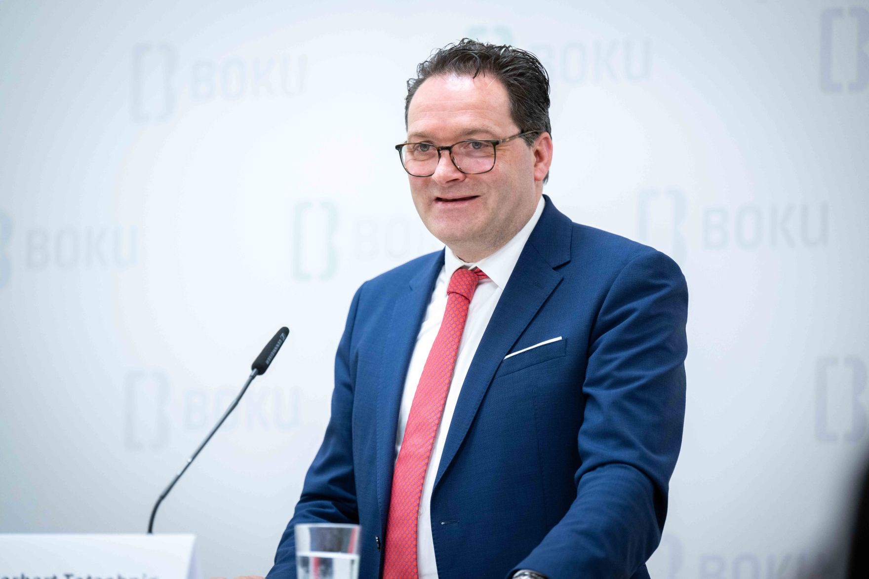 Bei einer Pressekonferenz an der BOKU University wurden neue Impulse pr&auml;sentiert, um den Holzbau in &Ouml;sterreich zu f&ouml;rdern. Dazu z&auml;hlen unter anderem die neue Stiftungsprofessur an der BOKU University und der erste &Ouml;sterreichische Staatspreis f&uuml;r Holzbau.
