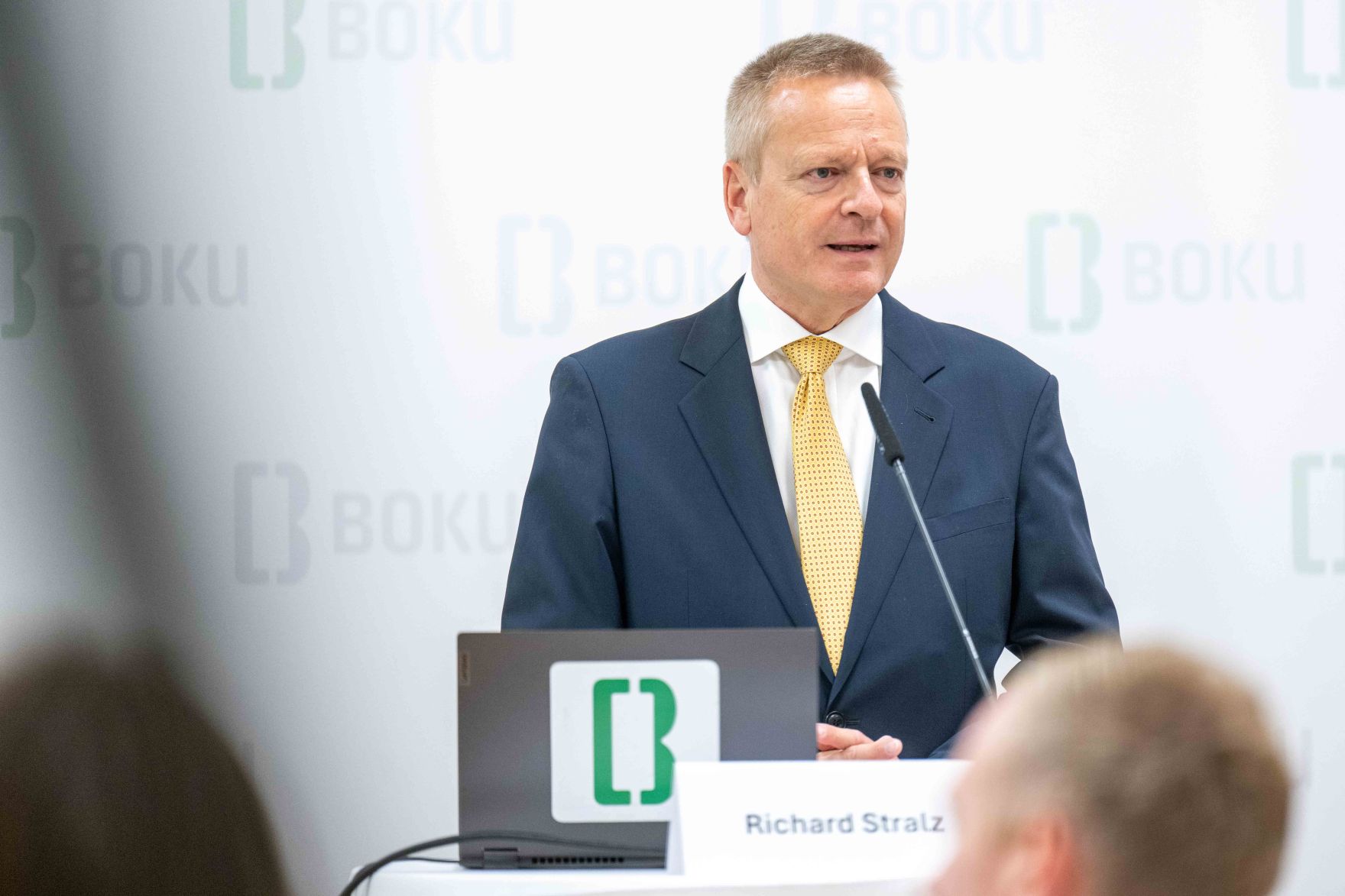 Bei einer Pressekonferenz an der BOKU University wurden neue Impulse pr&auml;sentiert, um den Holzbau in &Ouml;sterreich zu f&ouml;rdern. Dazu z&auml;hlen unter anderem die neue Stiftungsprofessur an der BOKU University und der erste &Ouml;sterreichische Staatspreis f&uuml;r Holzbau.